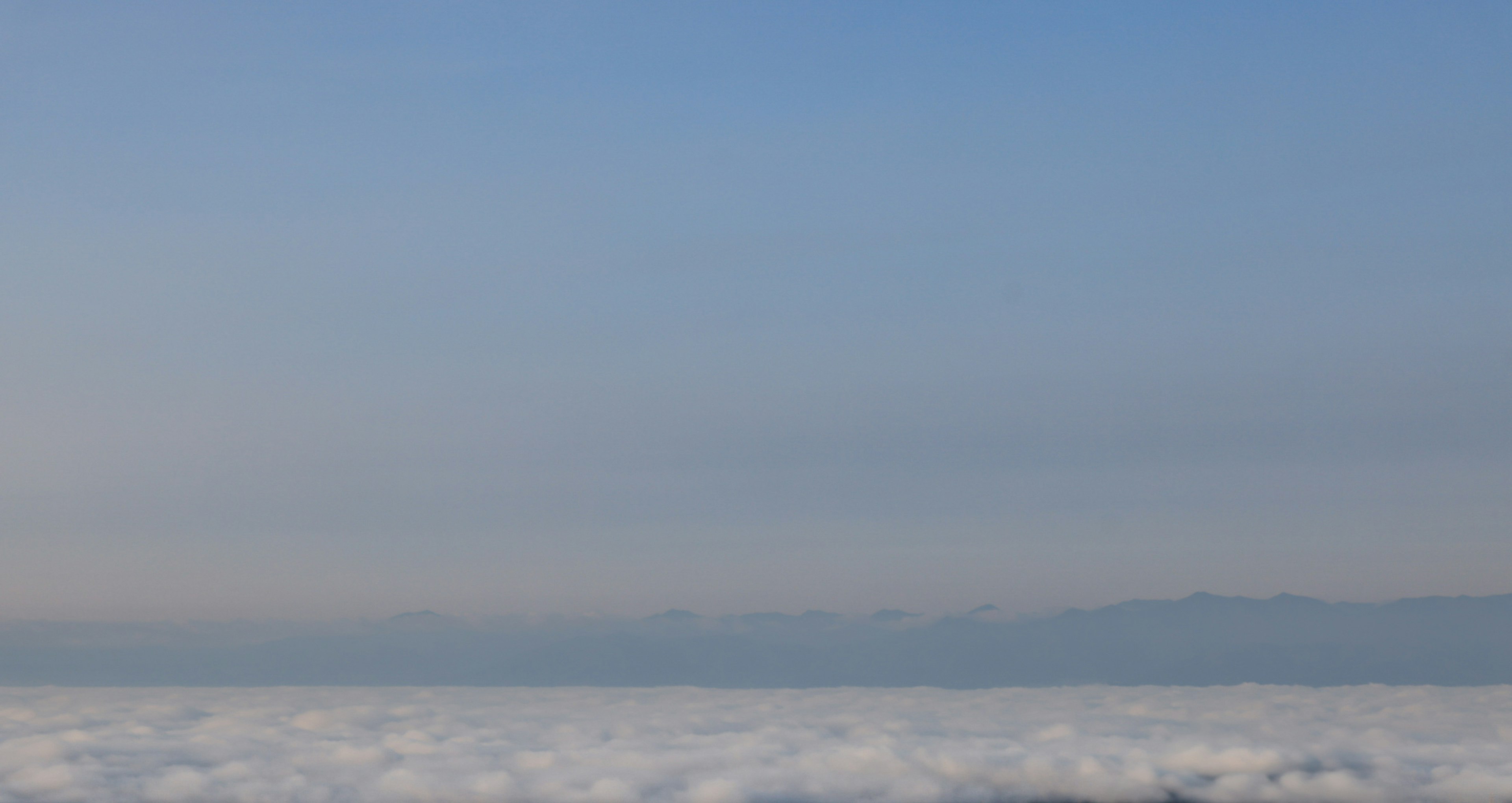 青空と雲が広がる風景