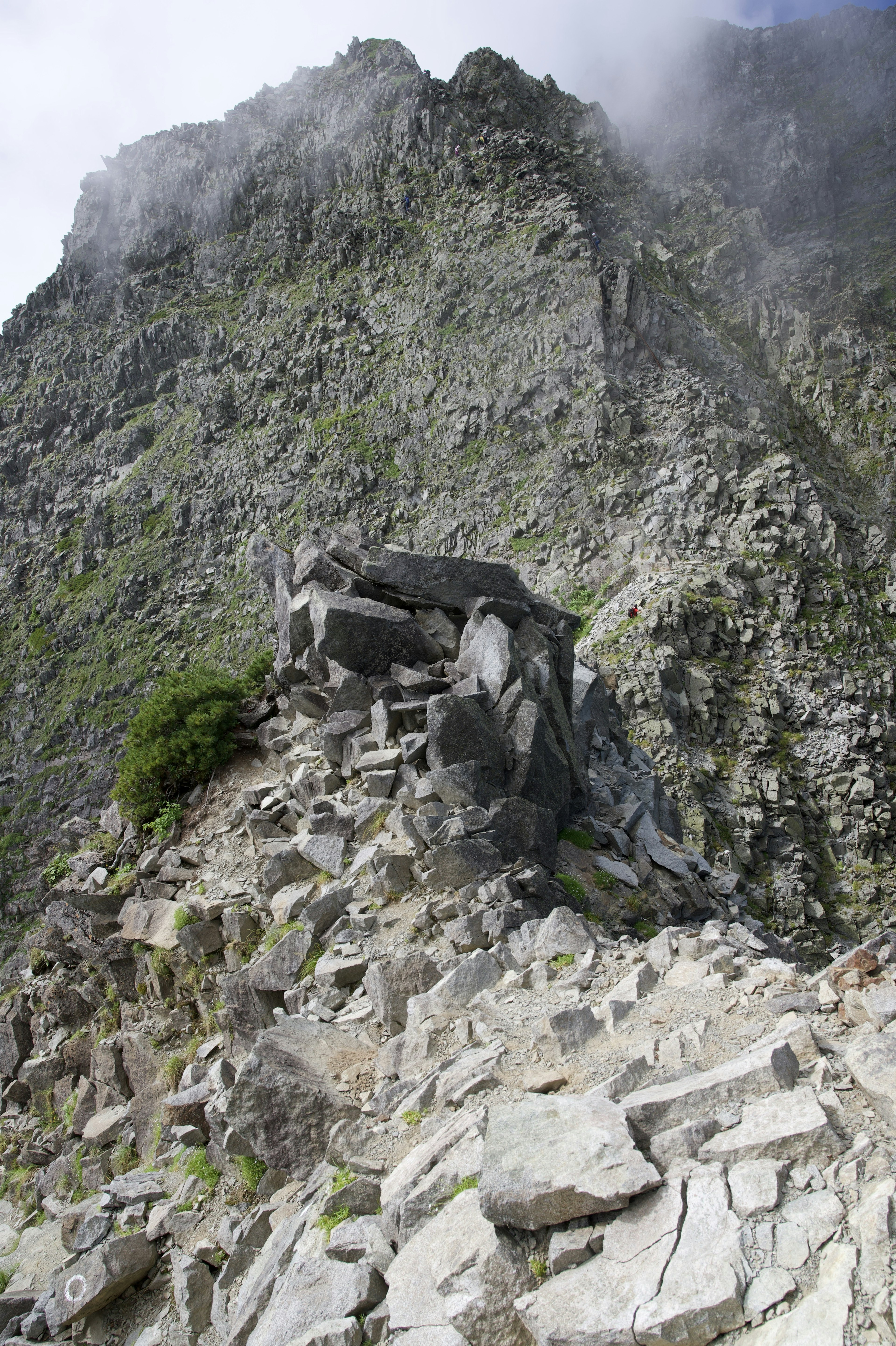 多霧的岩石山地景觀和陡峭的懸崖