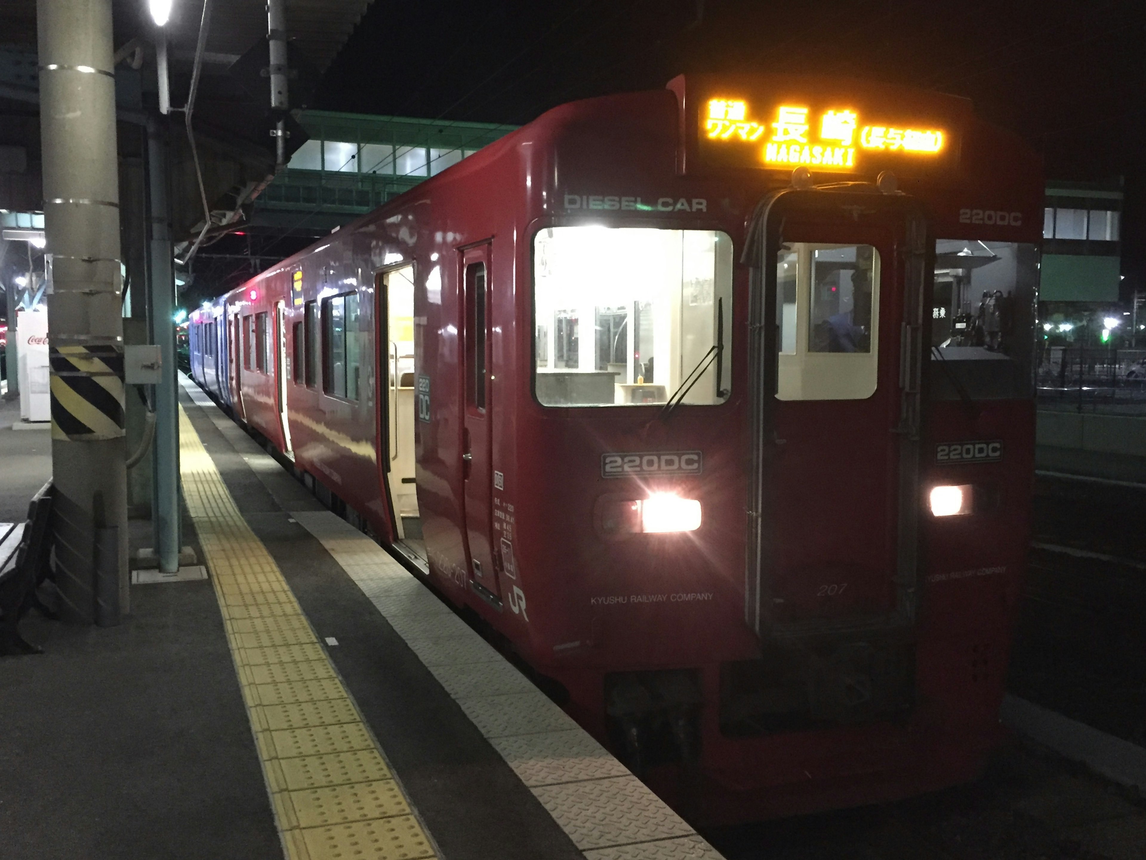 夜の駅で停車中の赤い列車