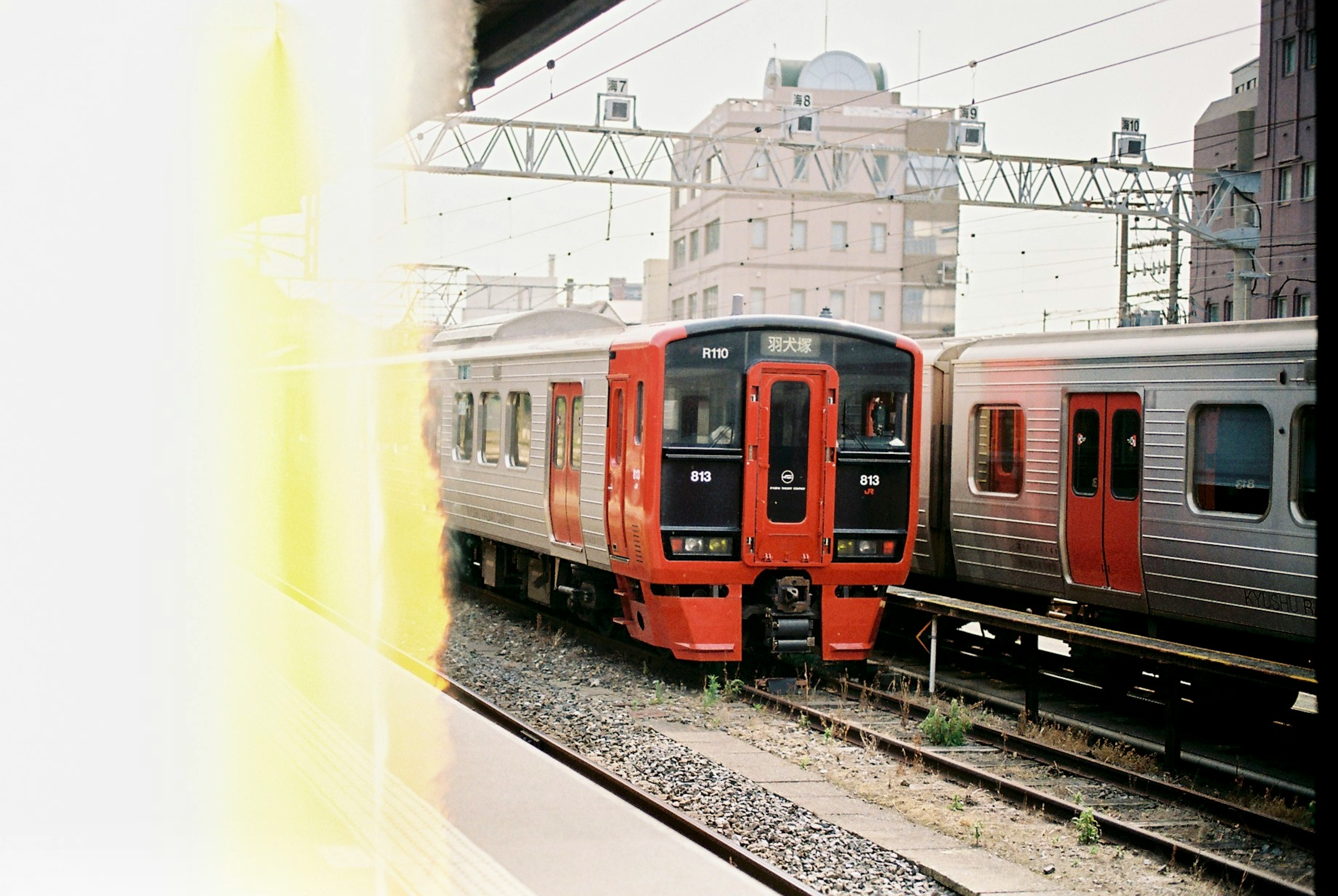 赤い電車が駅に停車している風景