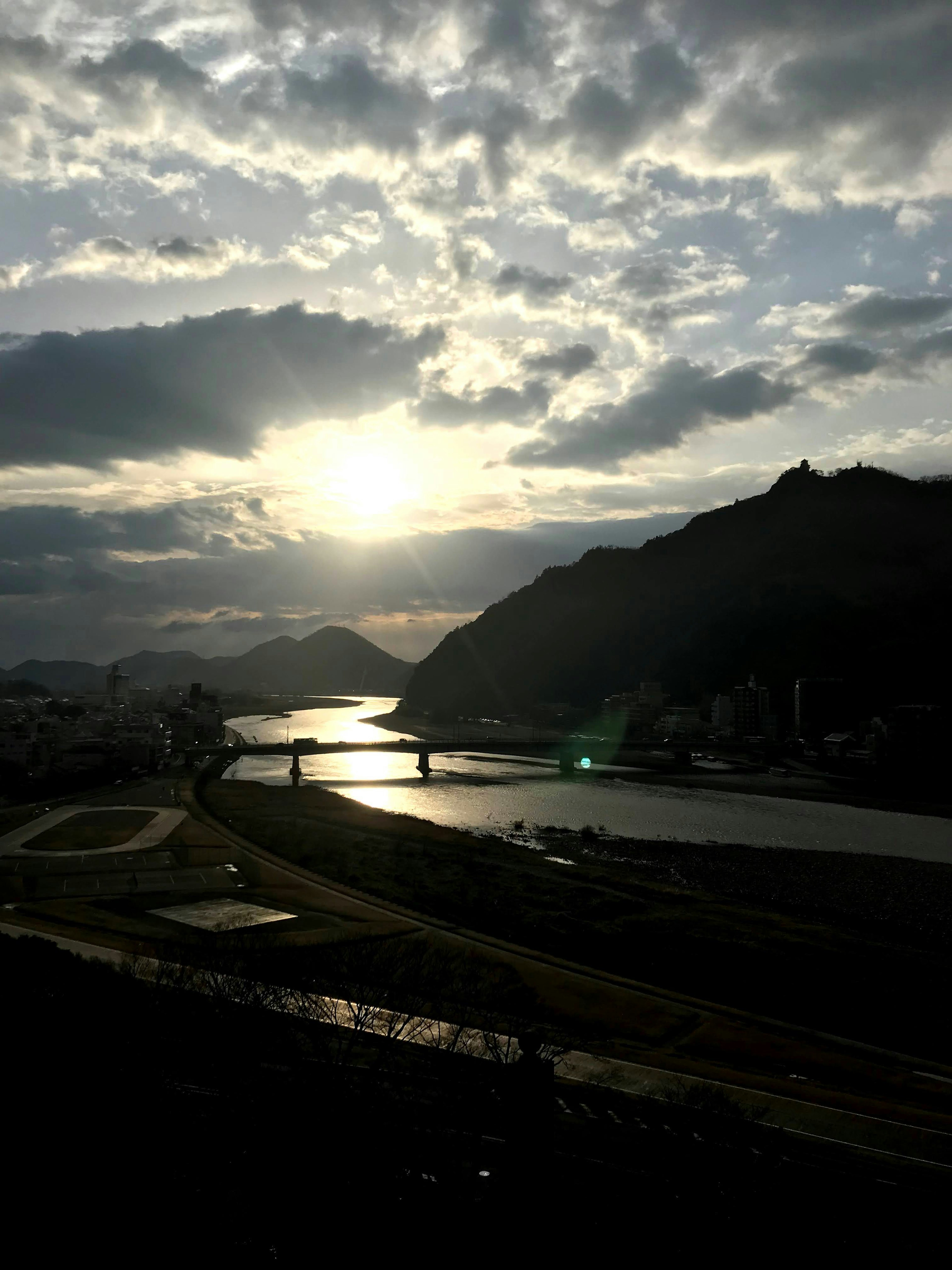 美麗的山川風景，夕陽透過雲層照射