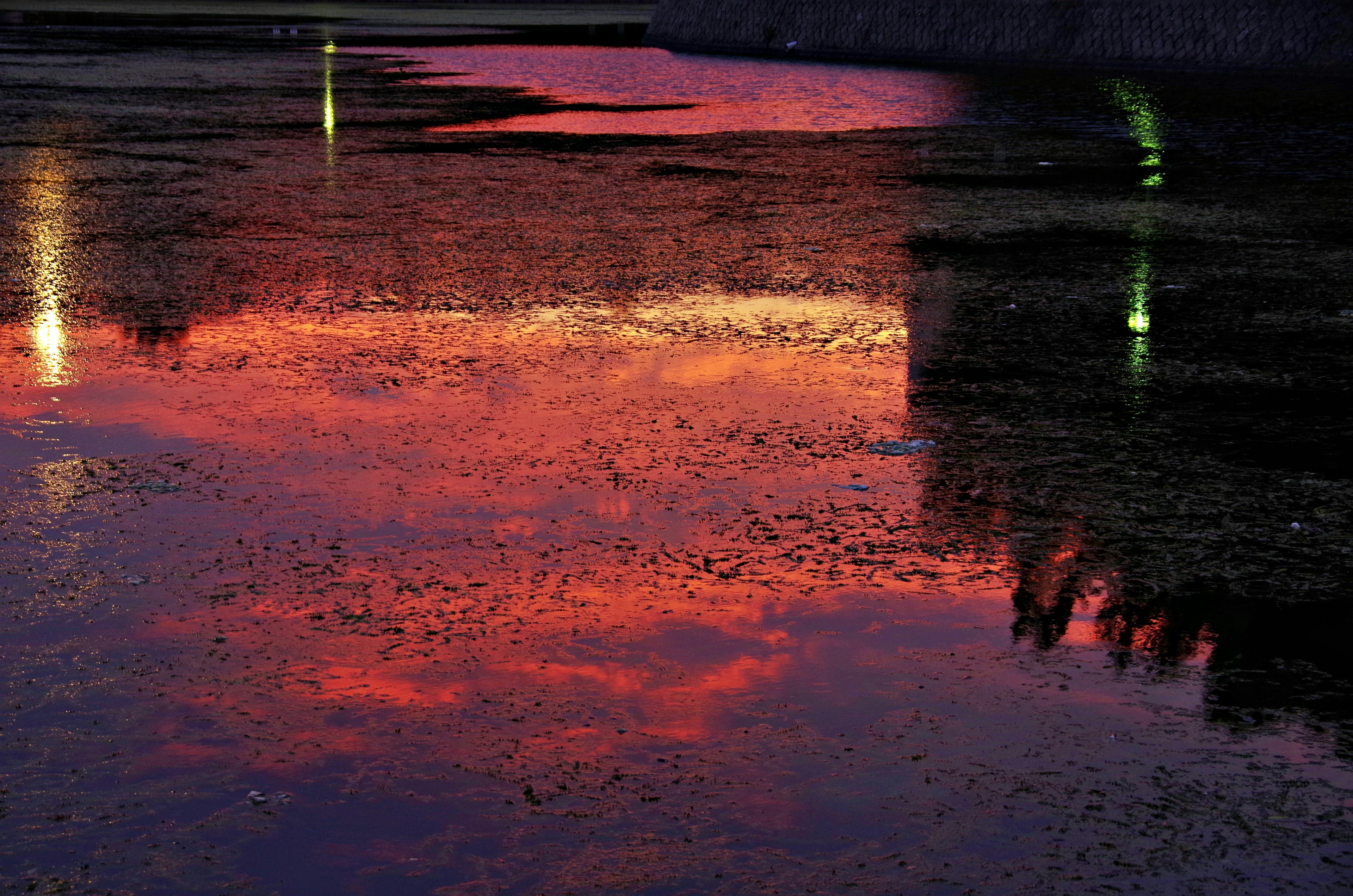 Bella riflessione dei colori del tramonto sulla superficie dell'acqua