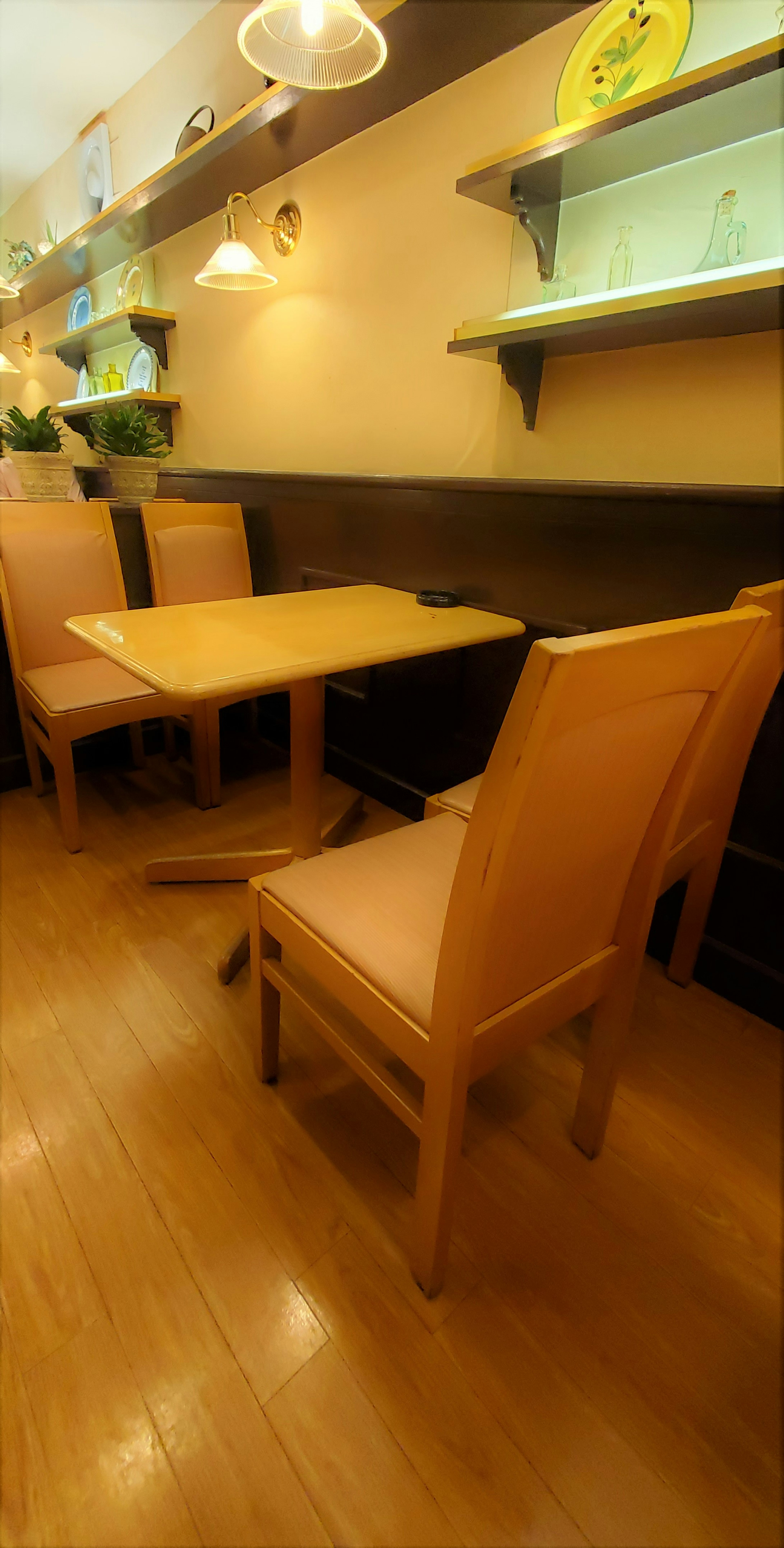 Interior de un café con mesa y sillas de madera