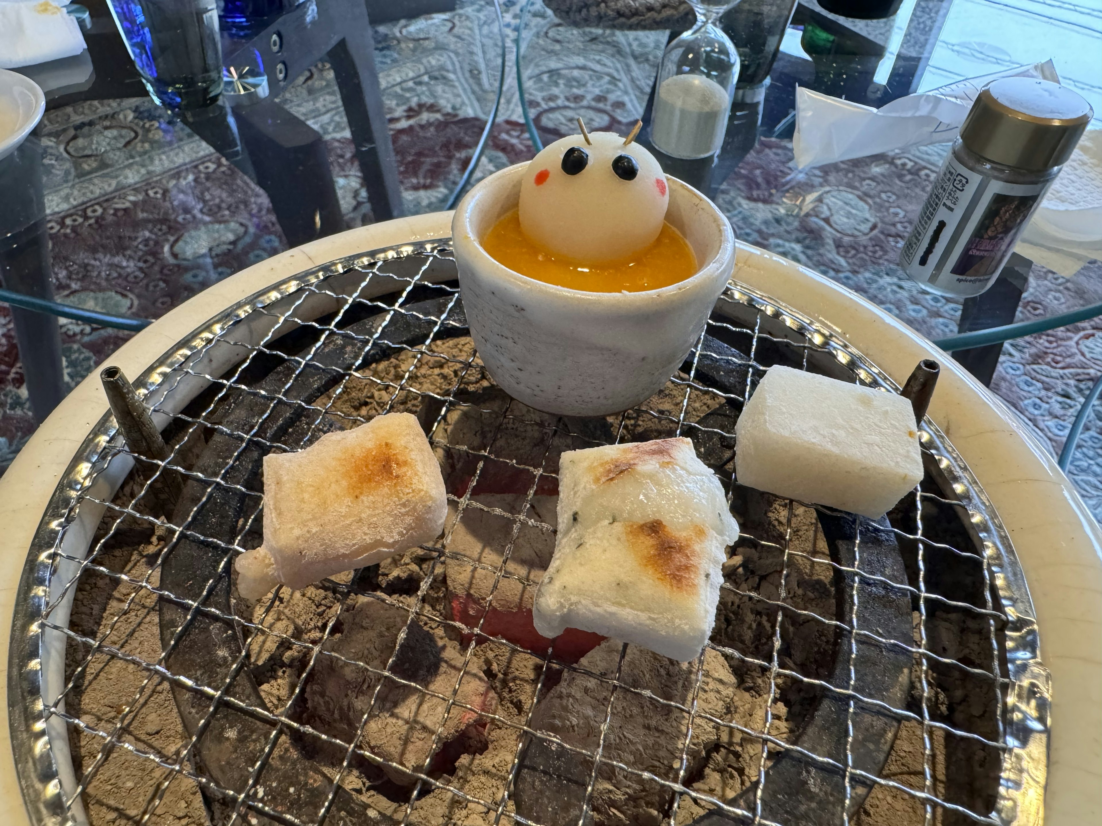 Ein Set aus süßem Dessert und geröstetem Brot auf einem Grill