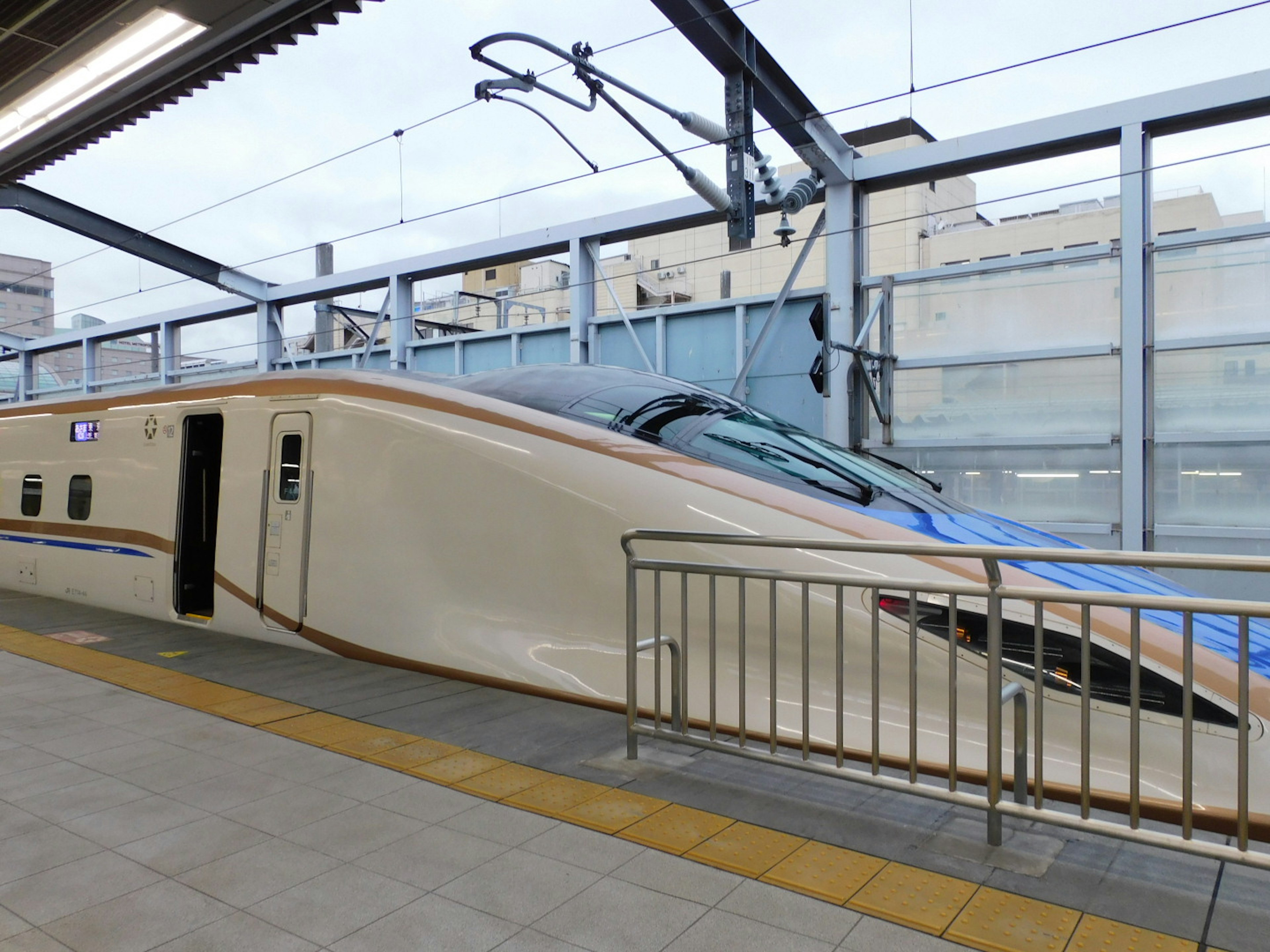 Shinkansen-Zug an einem Bahnhof