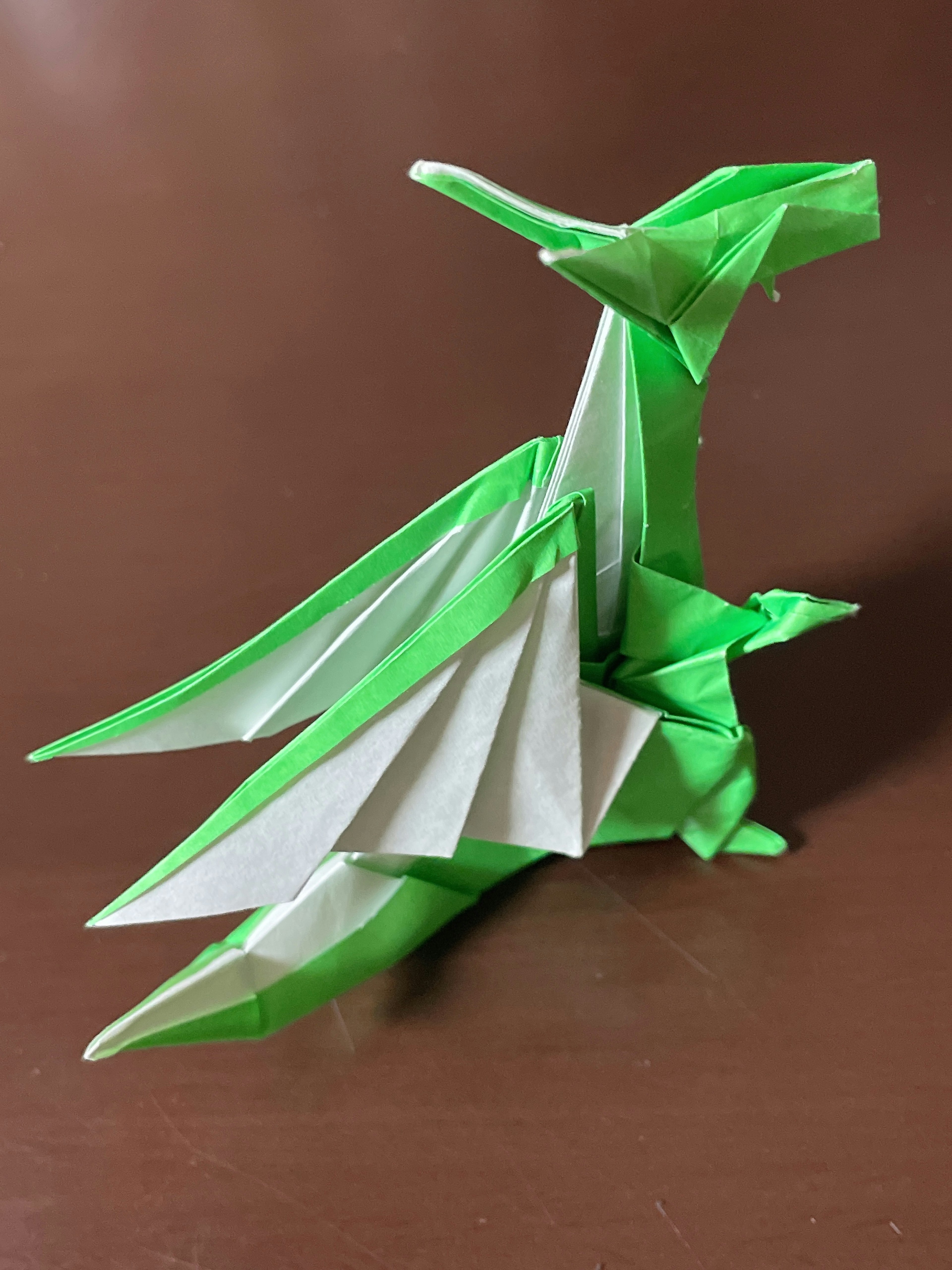 Rồng origami màu xanh lá cây và trắng đứng