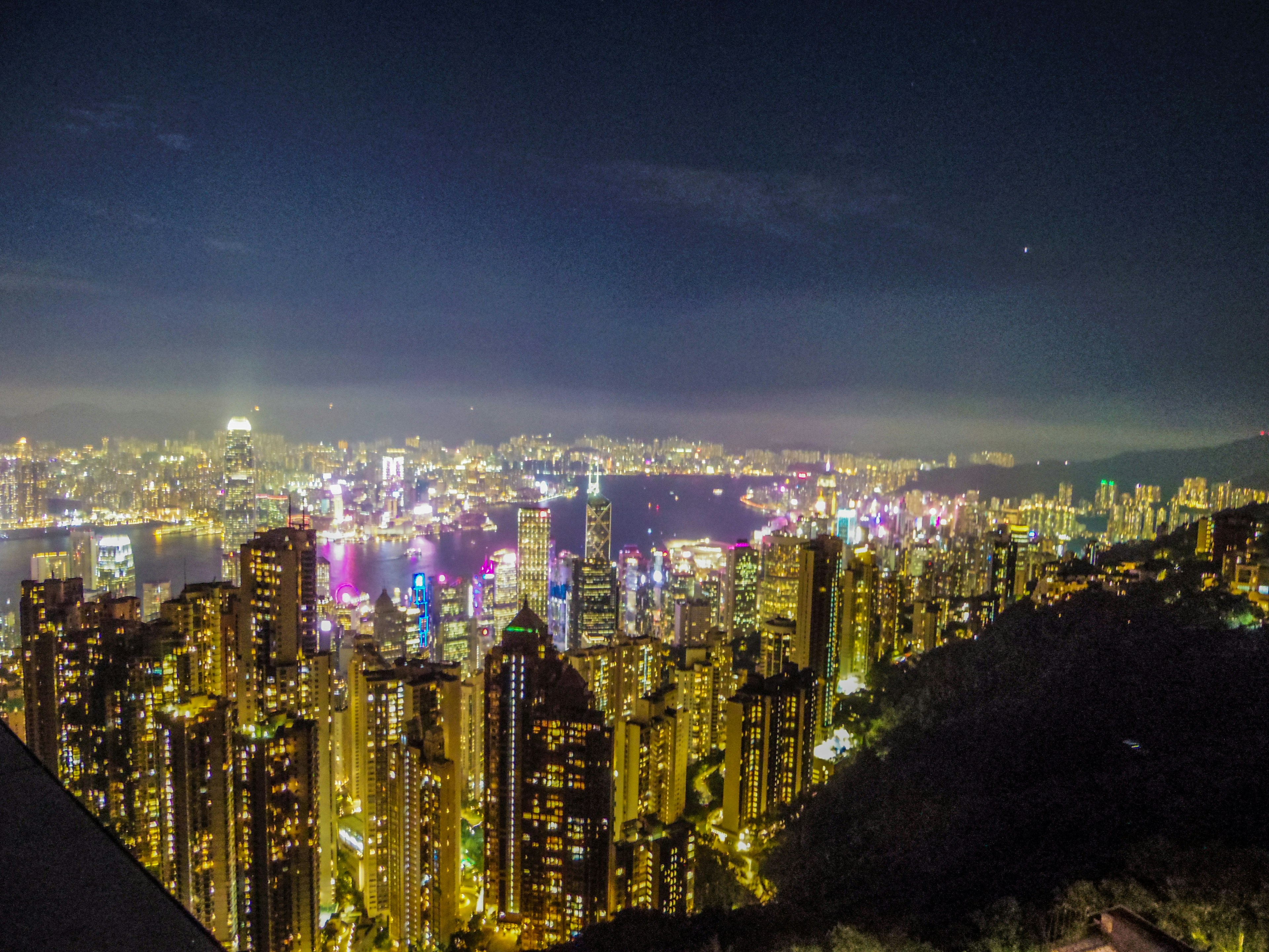 Pemandangan malam Hong Kong yang menakjubkan dengan lampu kota yang cerah dan gedung pencakar langit