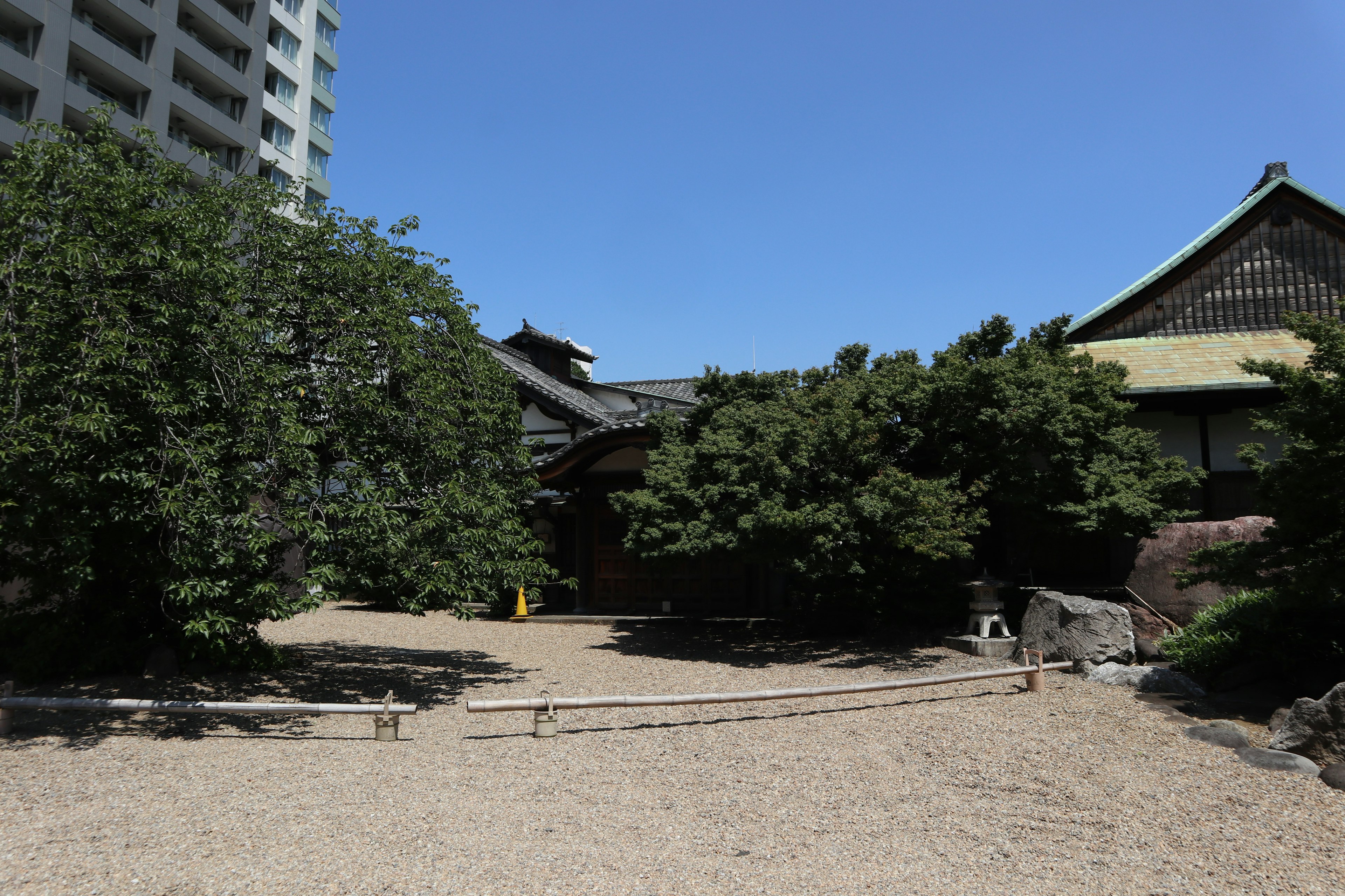 一個寧靜的花園，綠樹成蔭和傳統建築