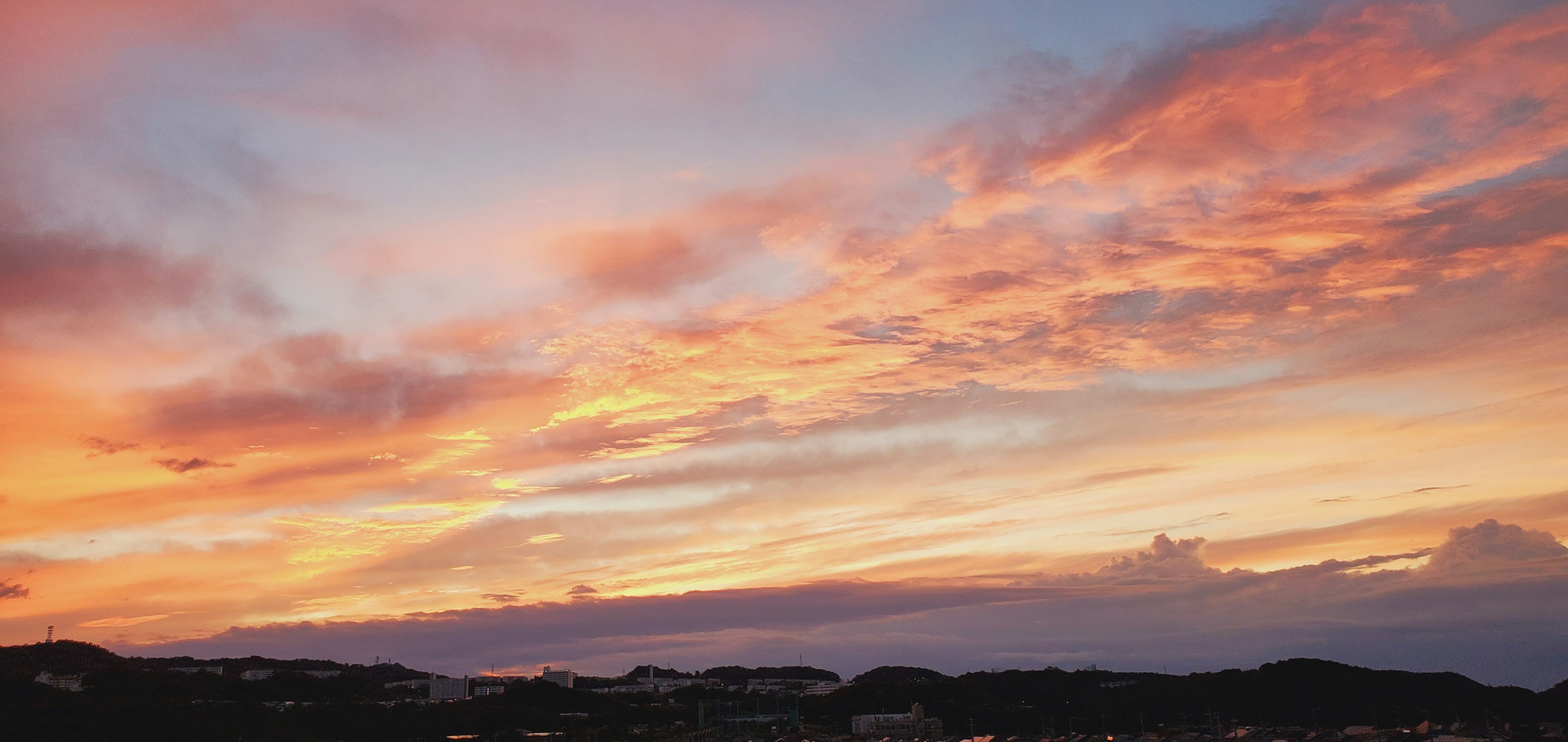 Cielo de atardecer hermoso con tonos de naranja y rosa