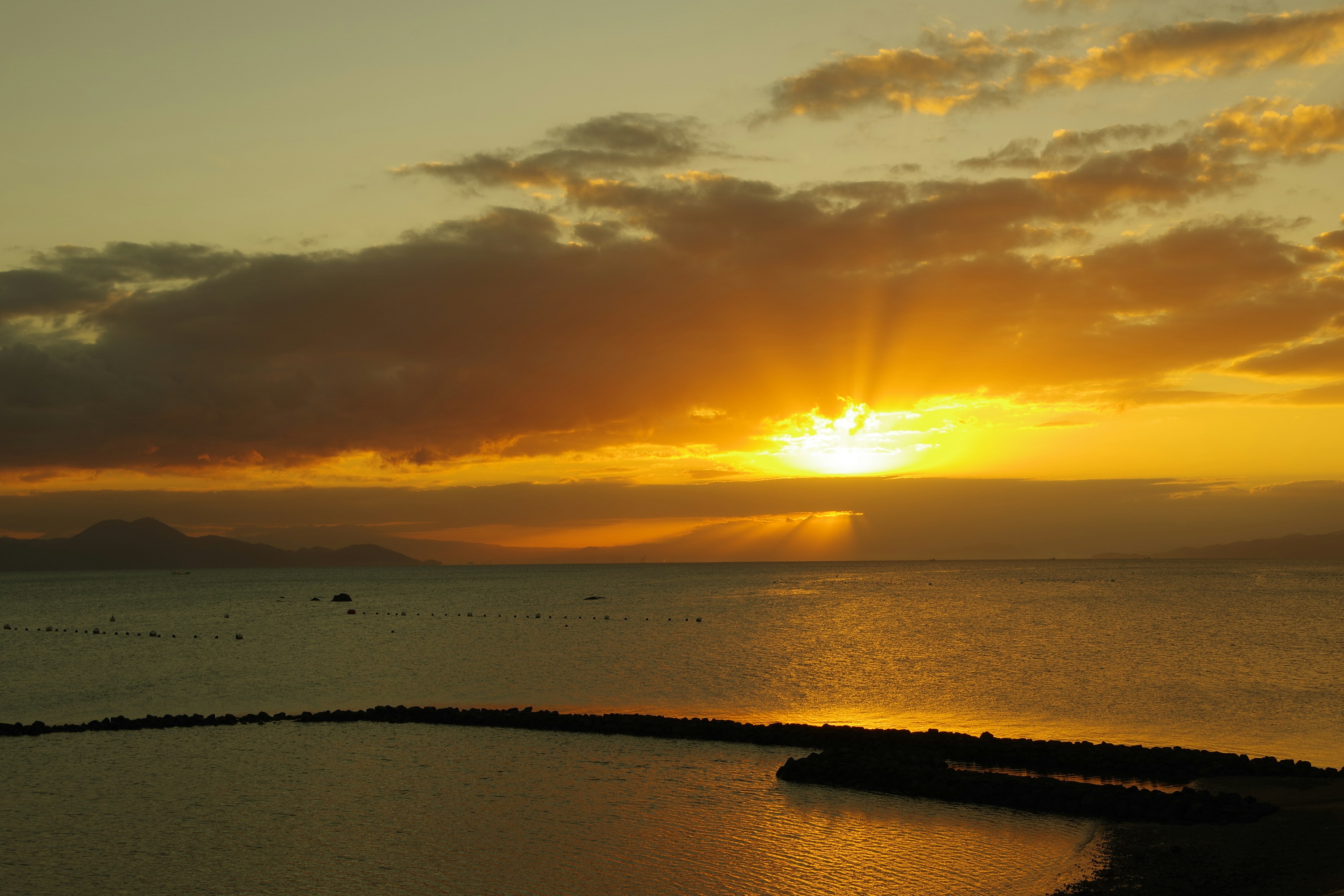 Bellissimo tramonto sul mare con silhouette di nuvole