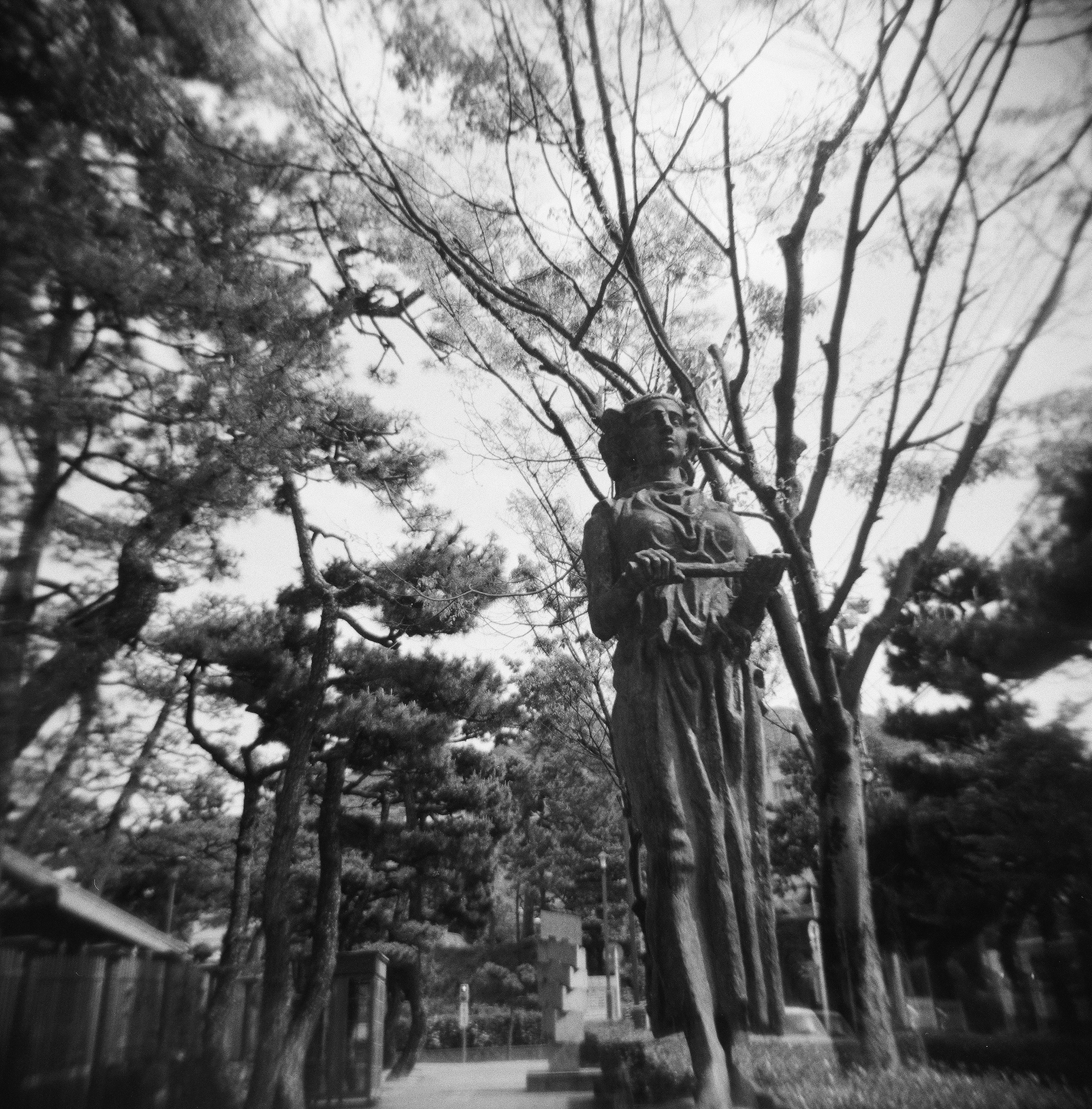 Statue dans un parc entourée d'arbres