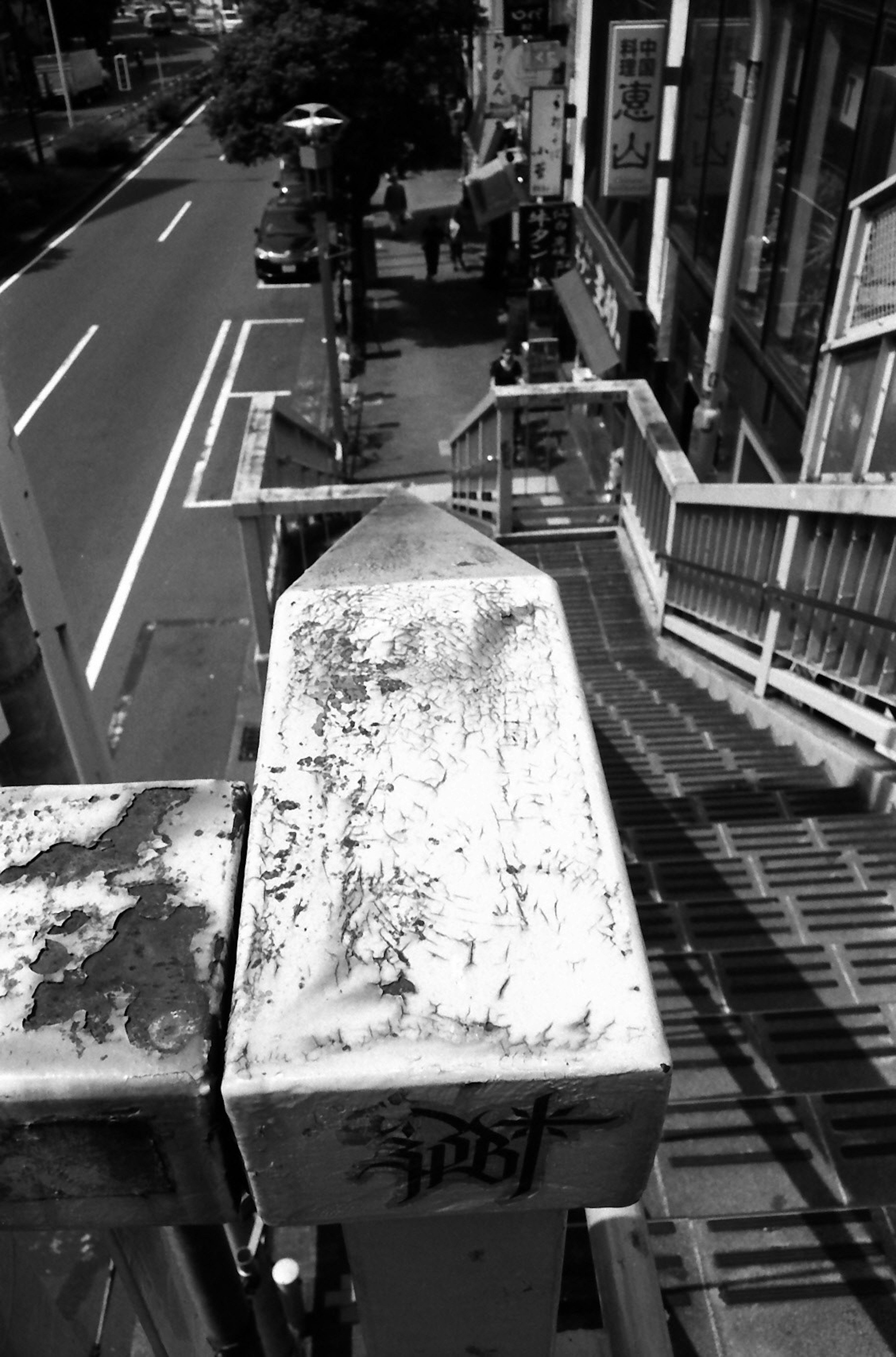 Blick auf Treppen und Straße mit einem Metallgeländer