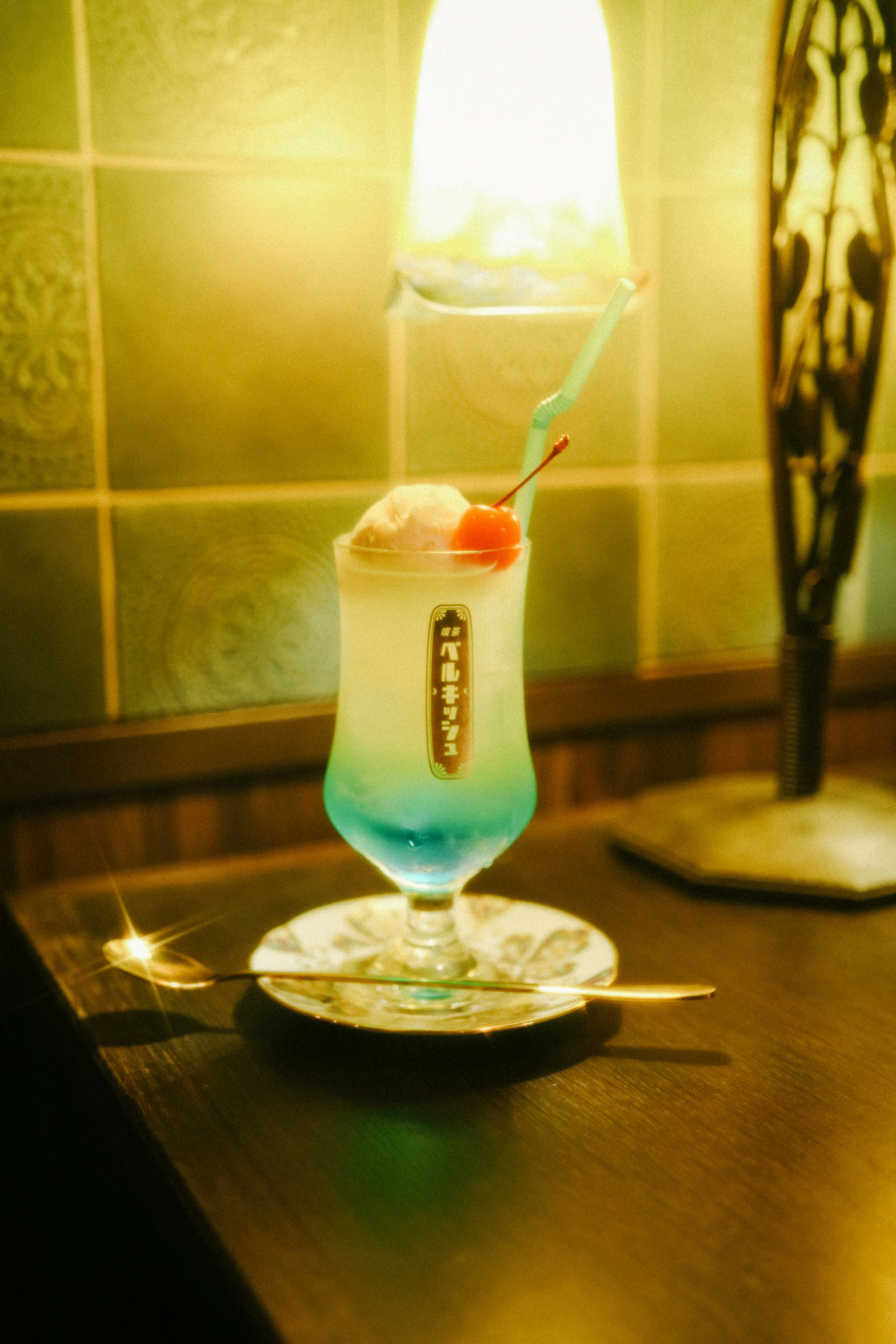 Một ly cocktail màu xanh được trình bày đẹp mắt trong ly