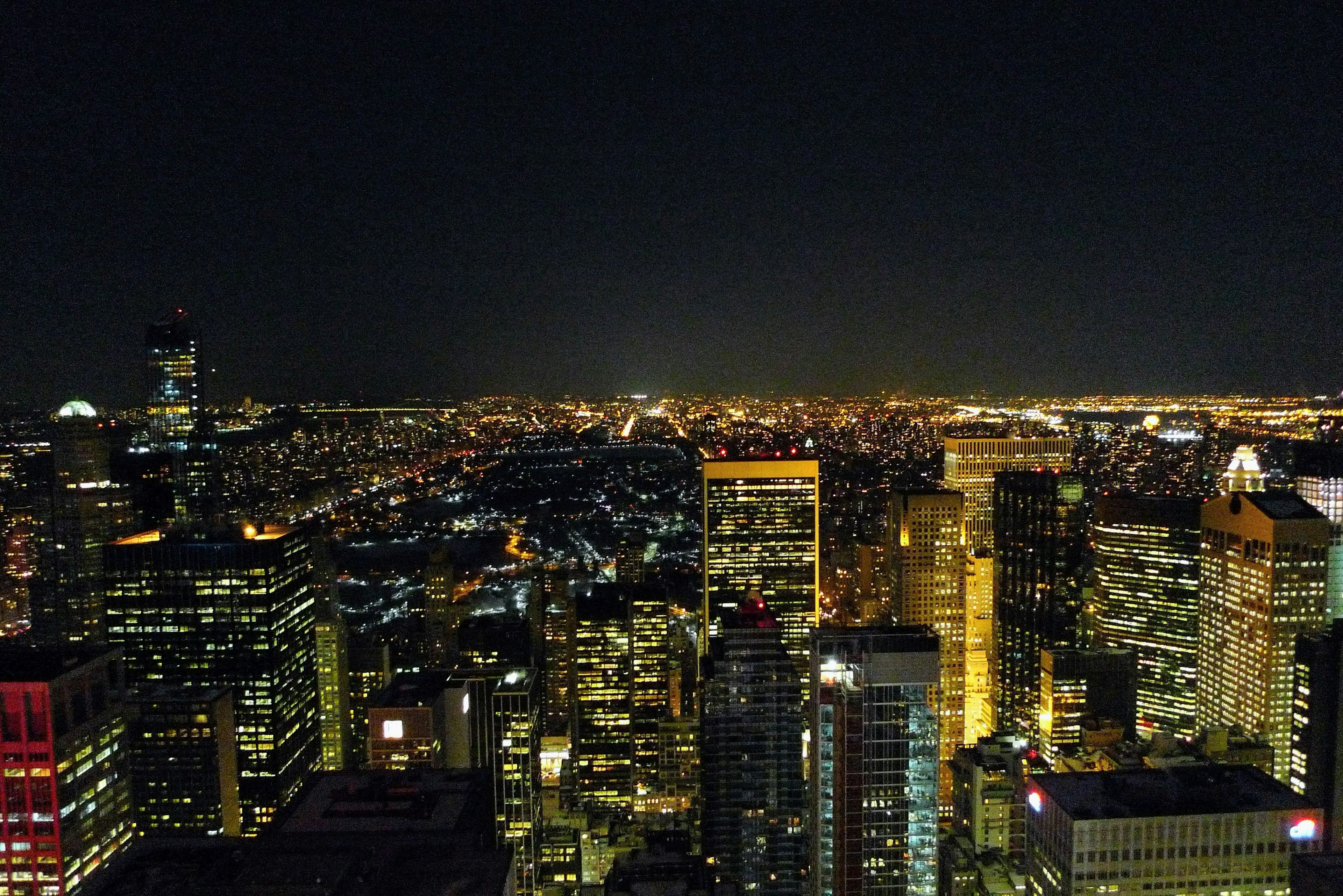 Impressionante vista notturna di uno skyline urbano illuminato da luci di grattacieli