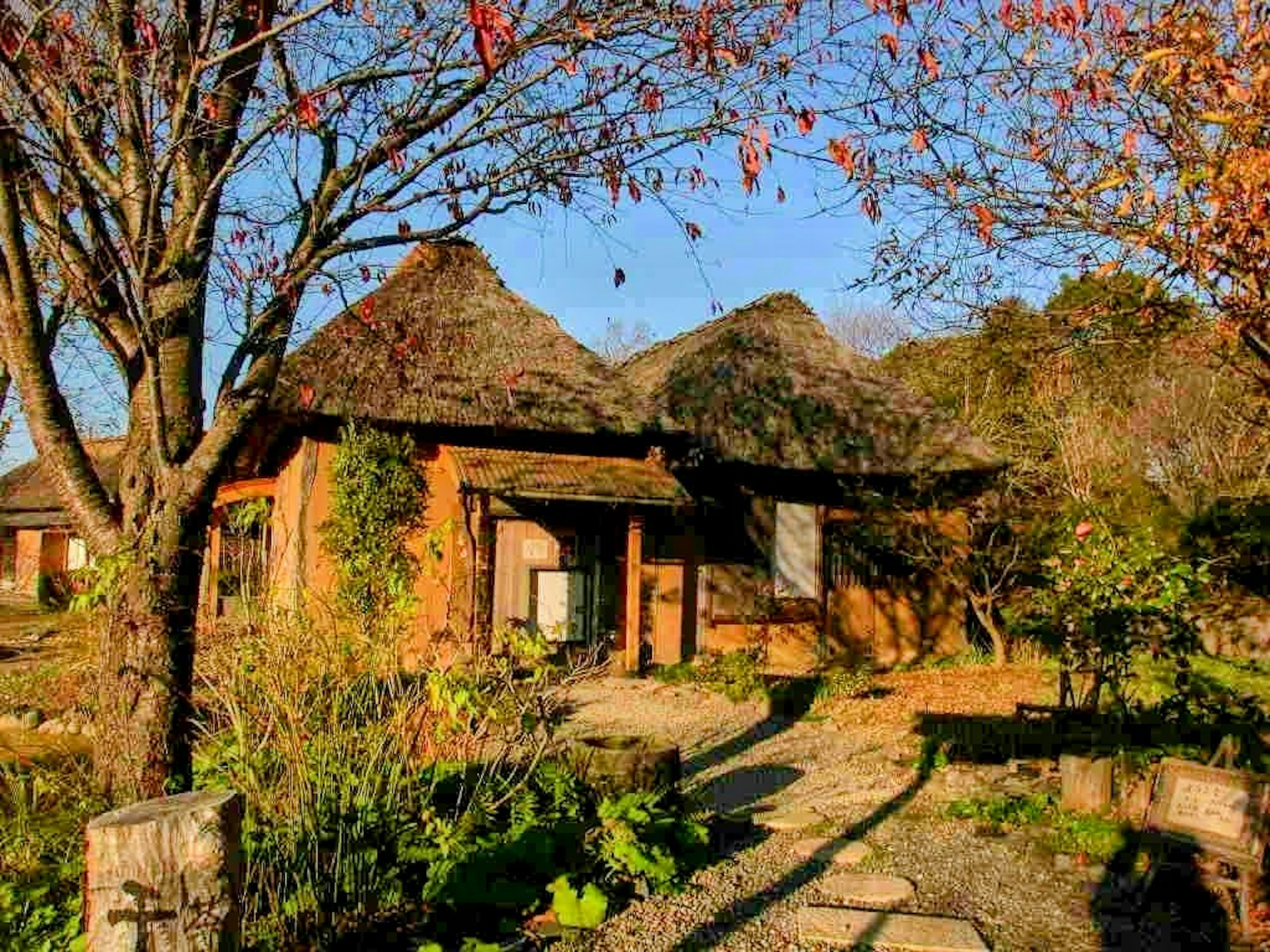 Casa tradicional rodeada de montañas y un jardín