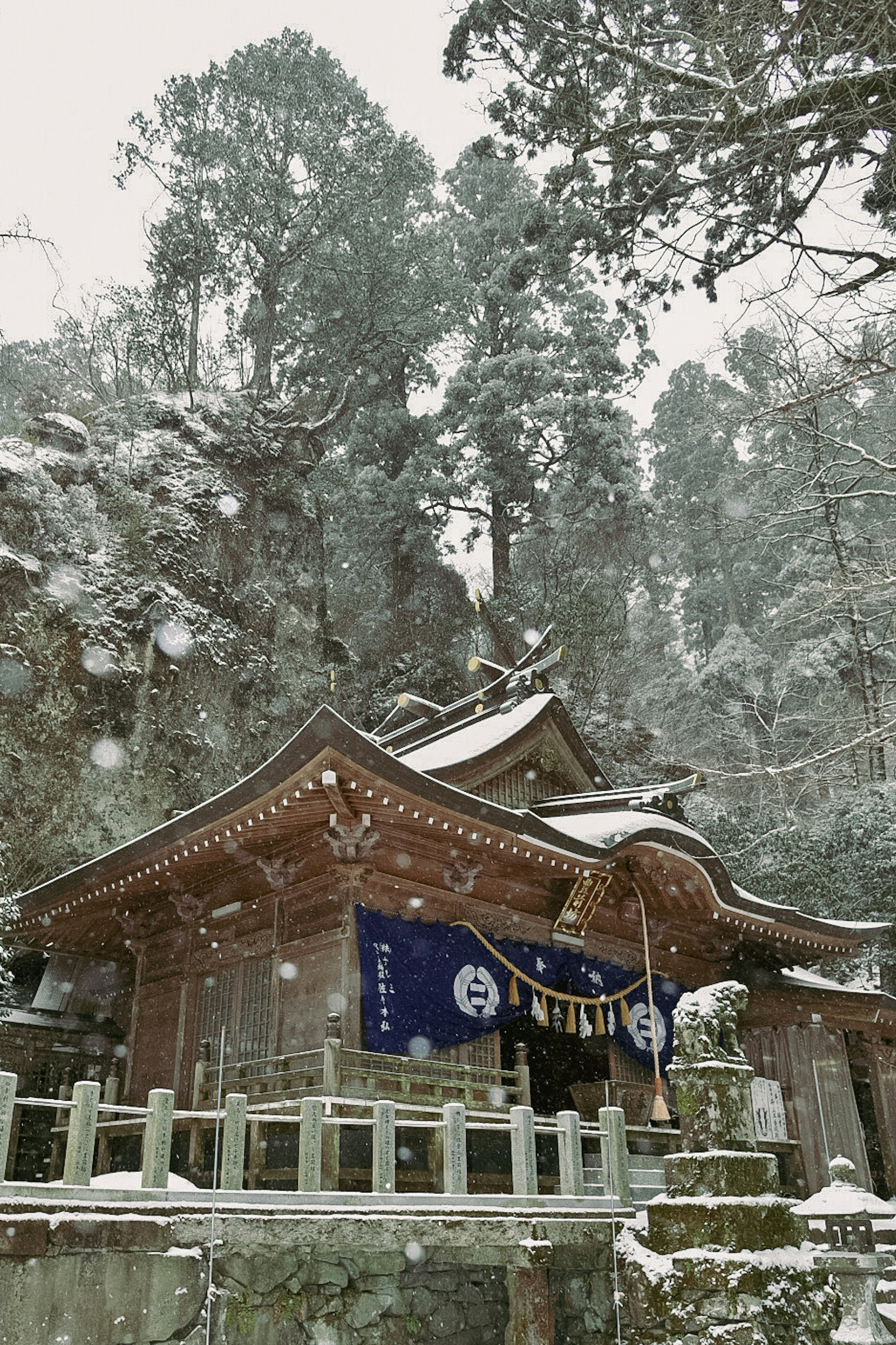 雪中古老神社的風景