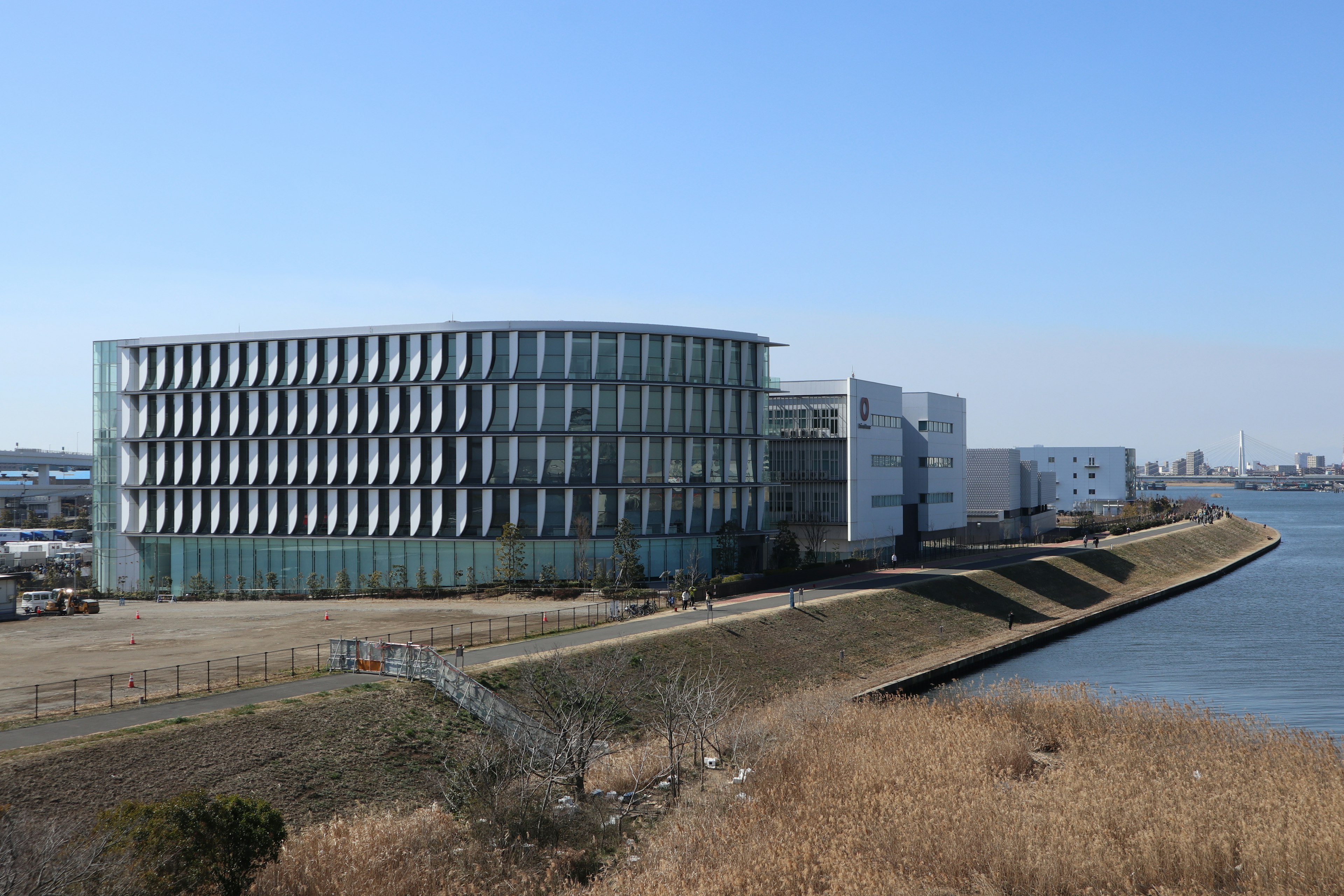 Edificio moderno vicino all'acqua con area erbosa