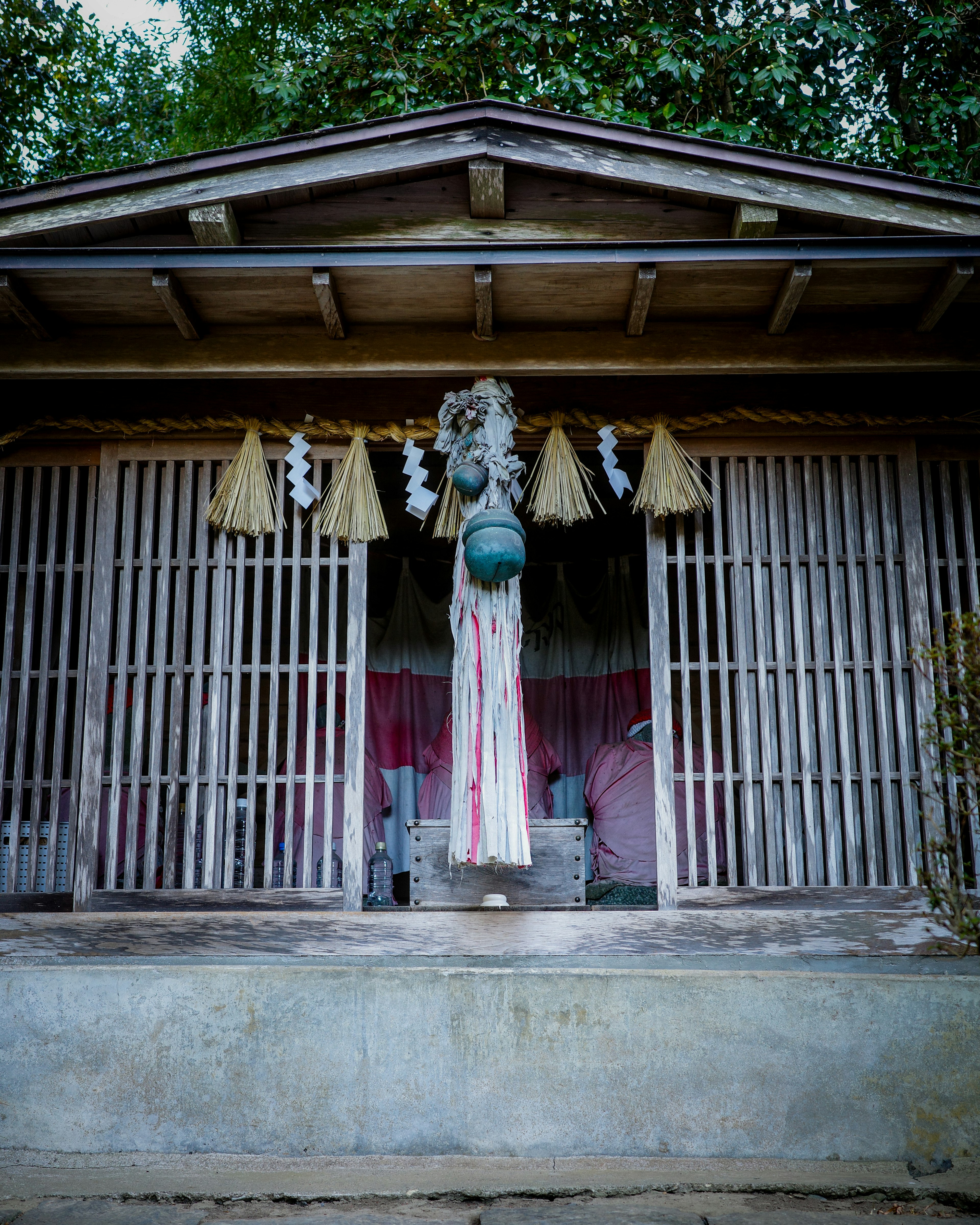 古い建物の前に立つ人形と木製の外観の小屋