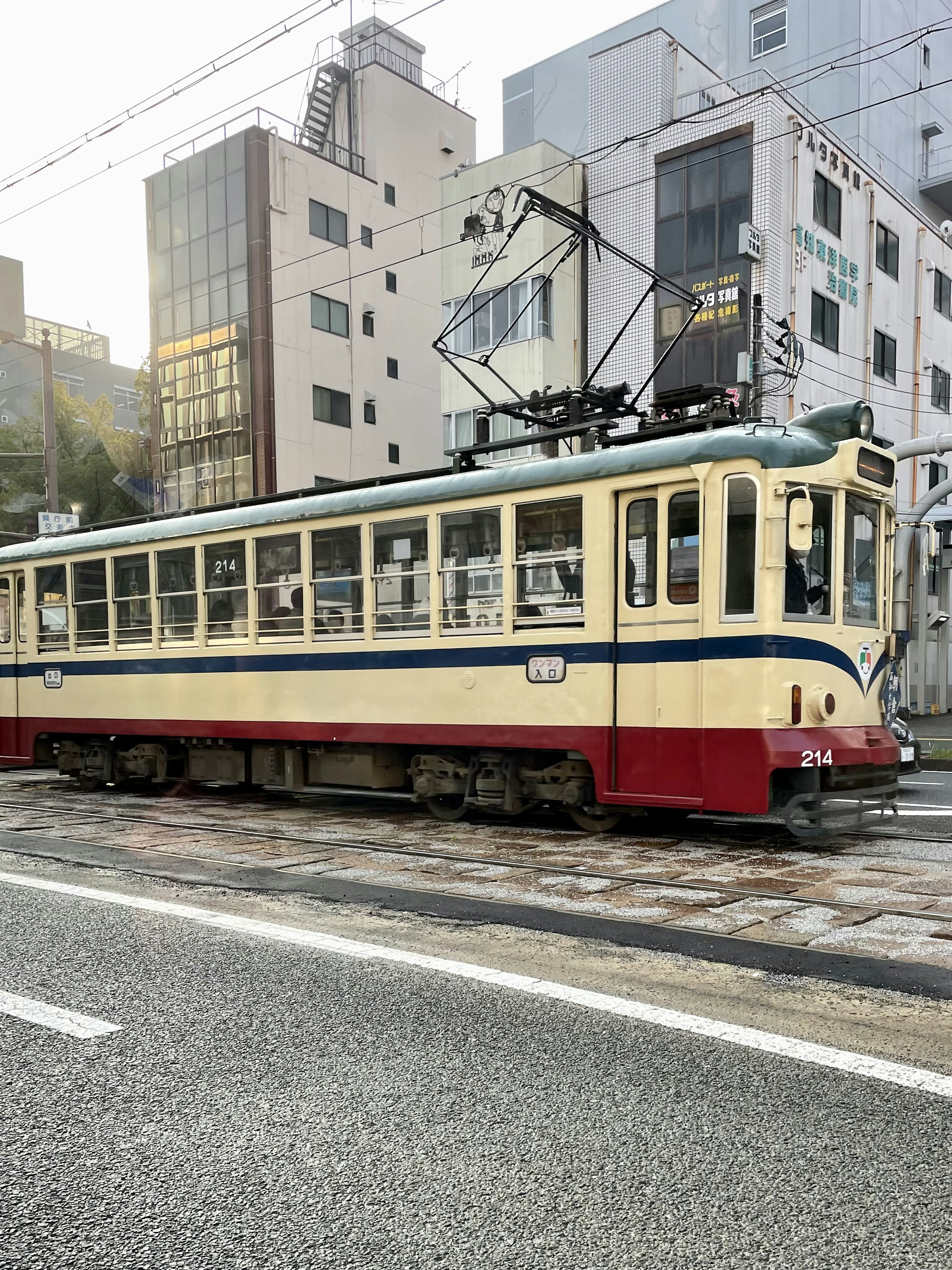 Eine Retro-Straßenbahn auf einer städtischen Straße