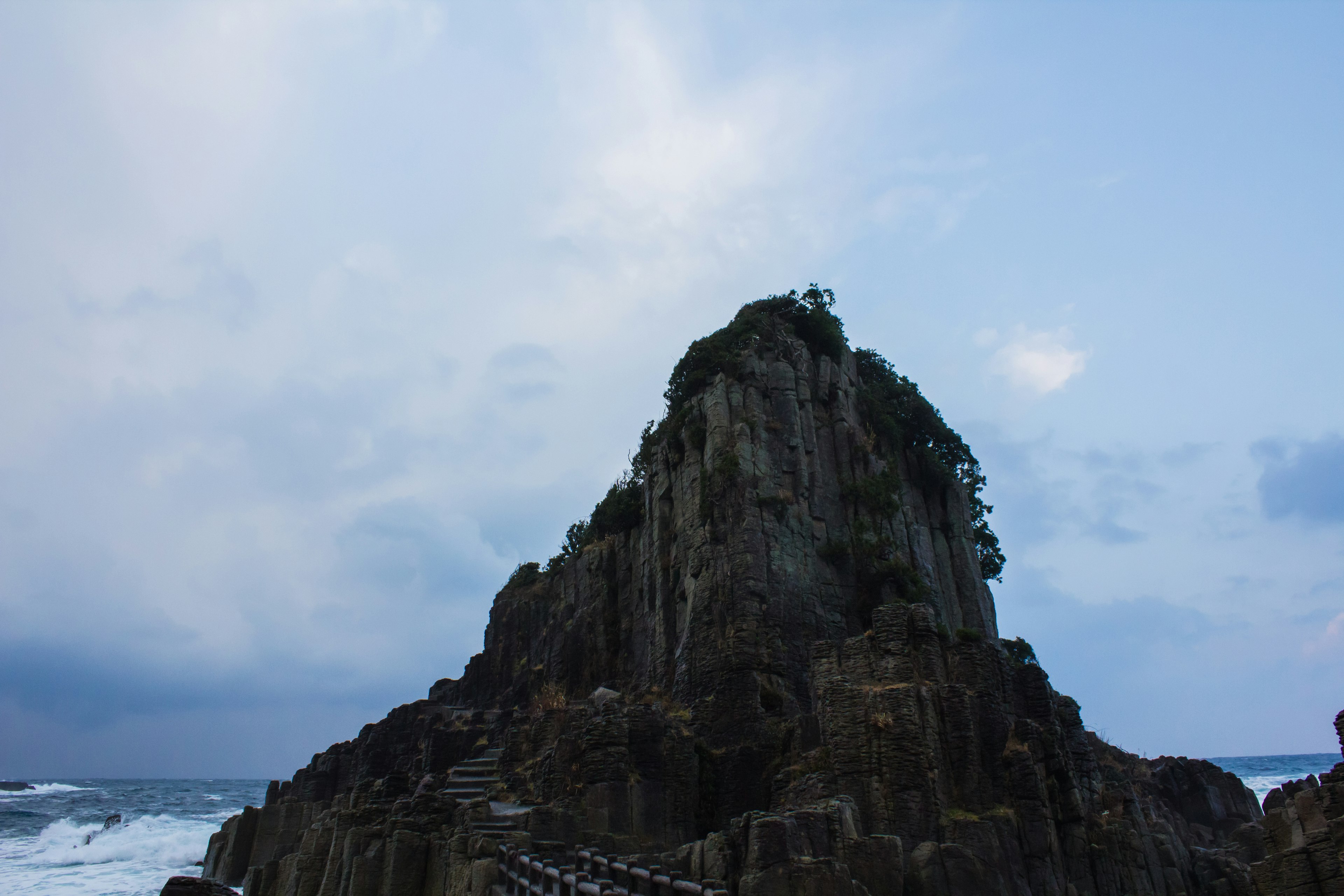 Vue panoramique d'une grande formation rocheuse faisant face à la mer