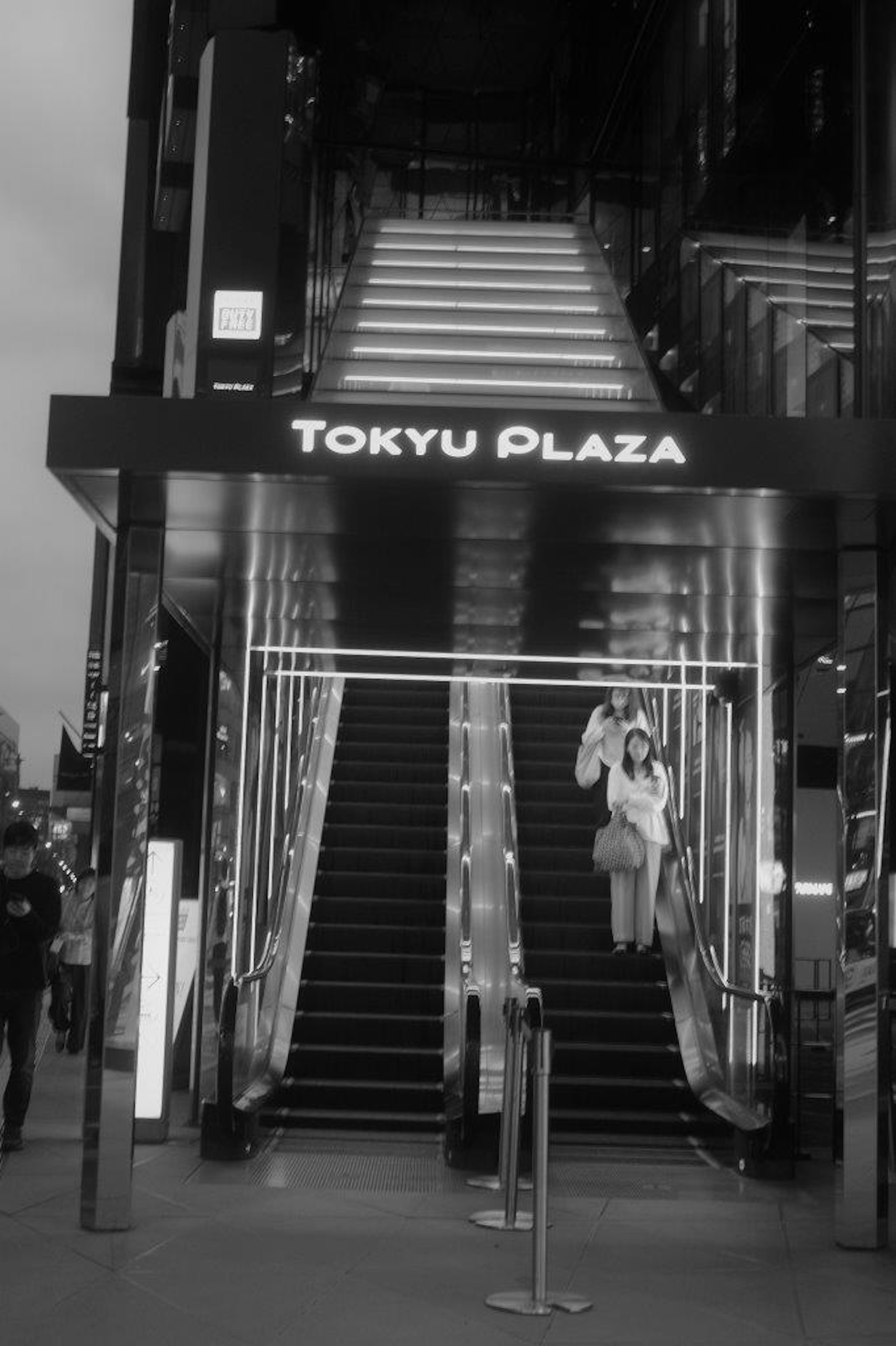 Escaleras mecánicas en Tokyu Plaza con diseño moderno