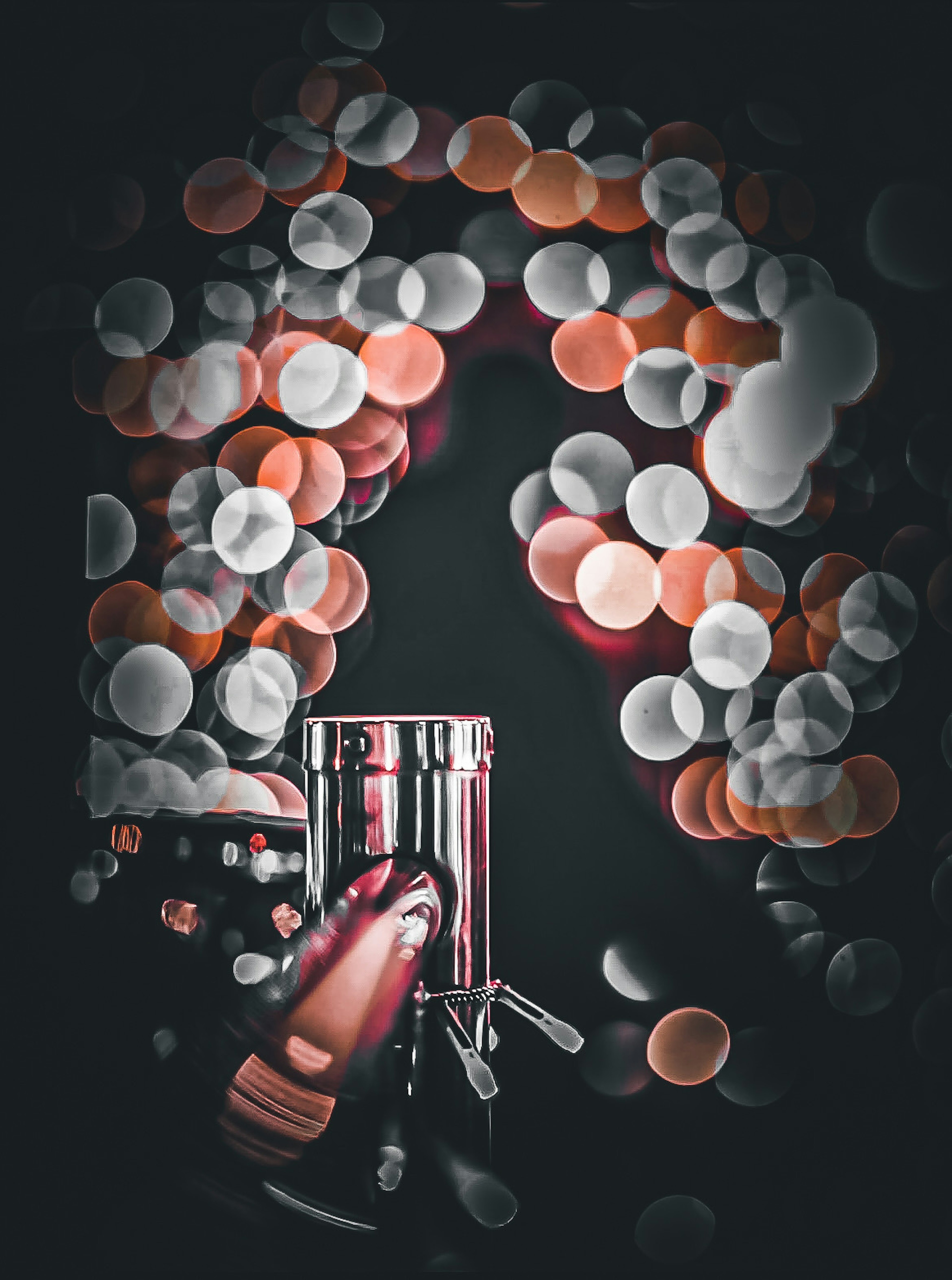 Image présentant des couleurs bokeh vibrantes et un shaker à cocktail métallique