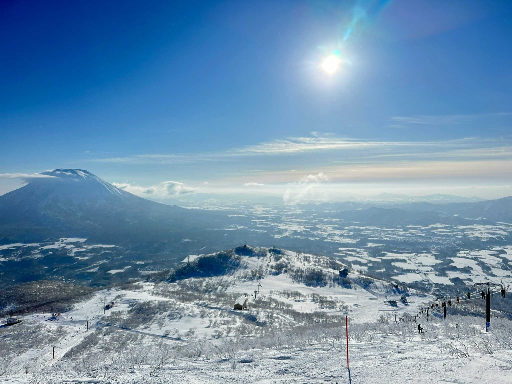 美麗的雪景和藍天下的山脈景觀