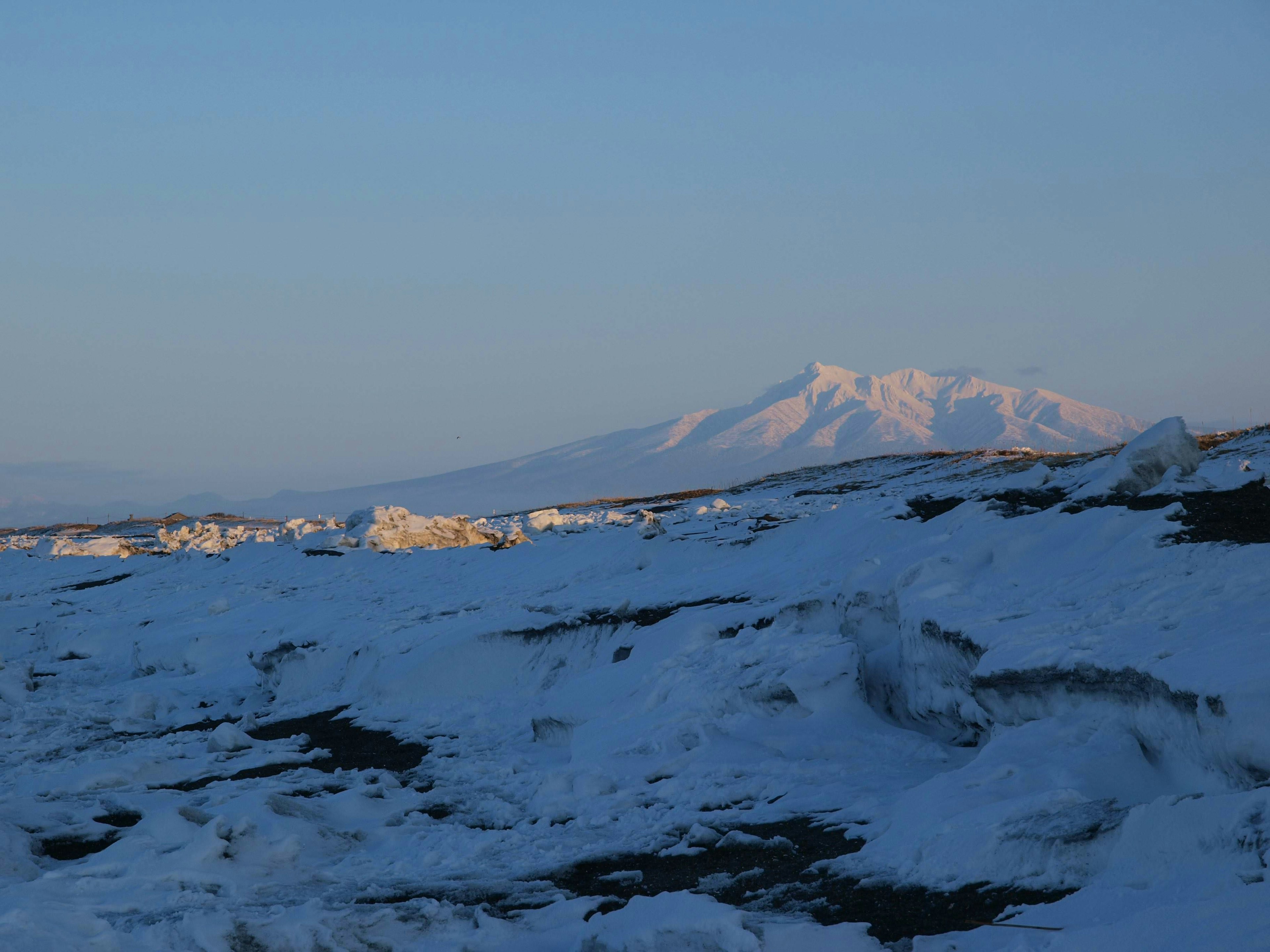 Schneebedeckte Landschaft mit Bergen im Hintergrund