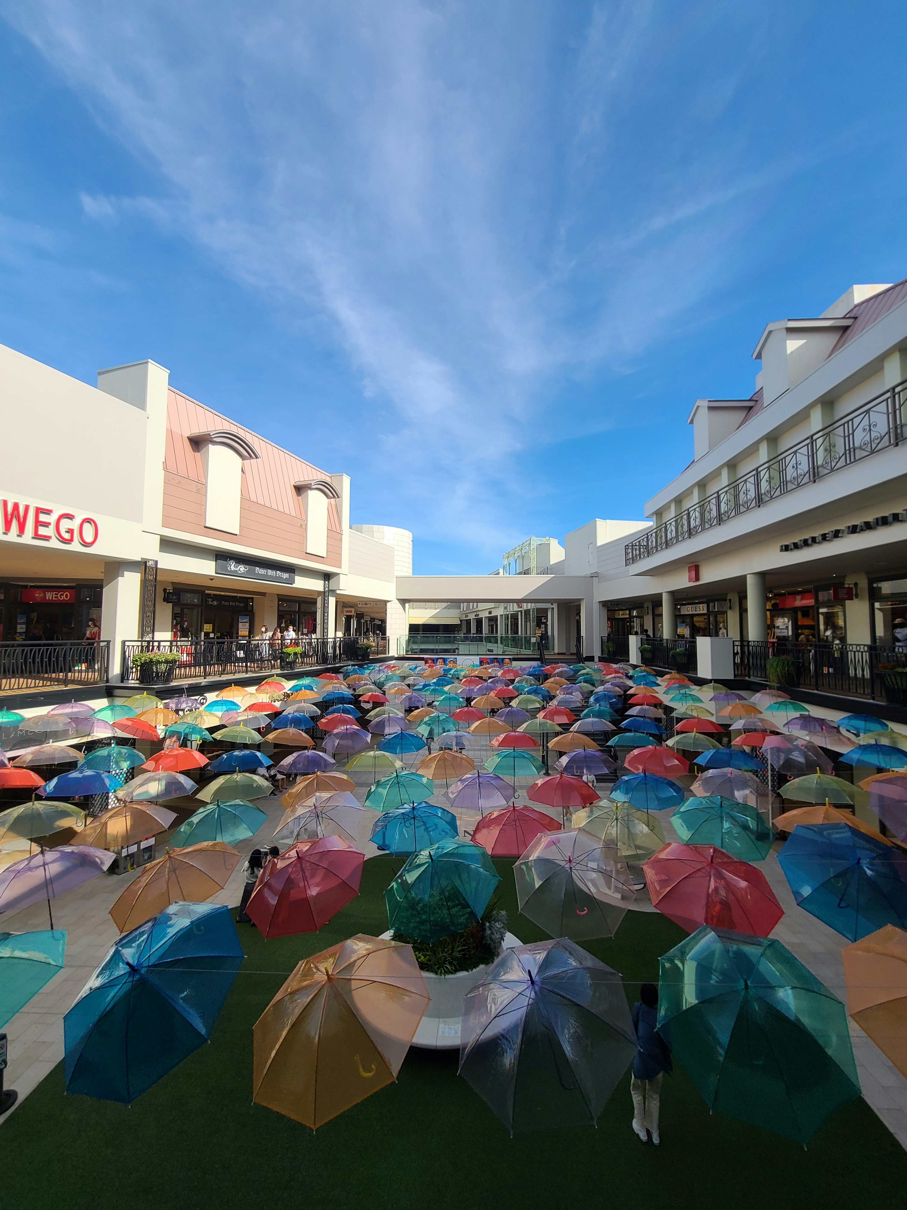 Ombrelli colorati disposti in un'area commerciale