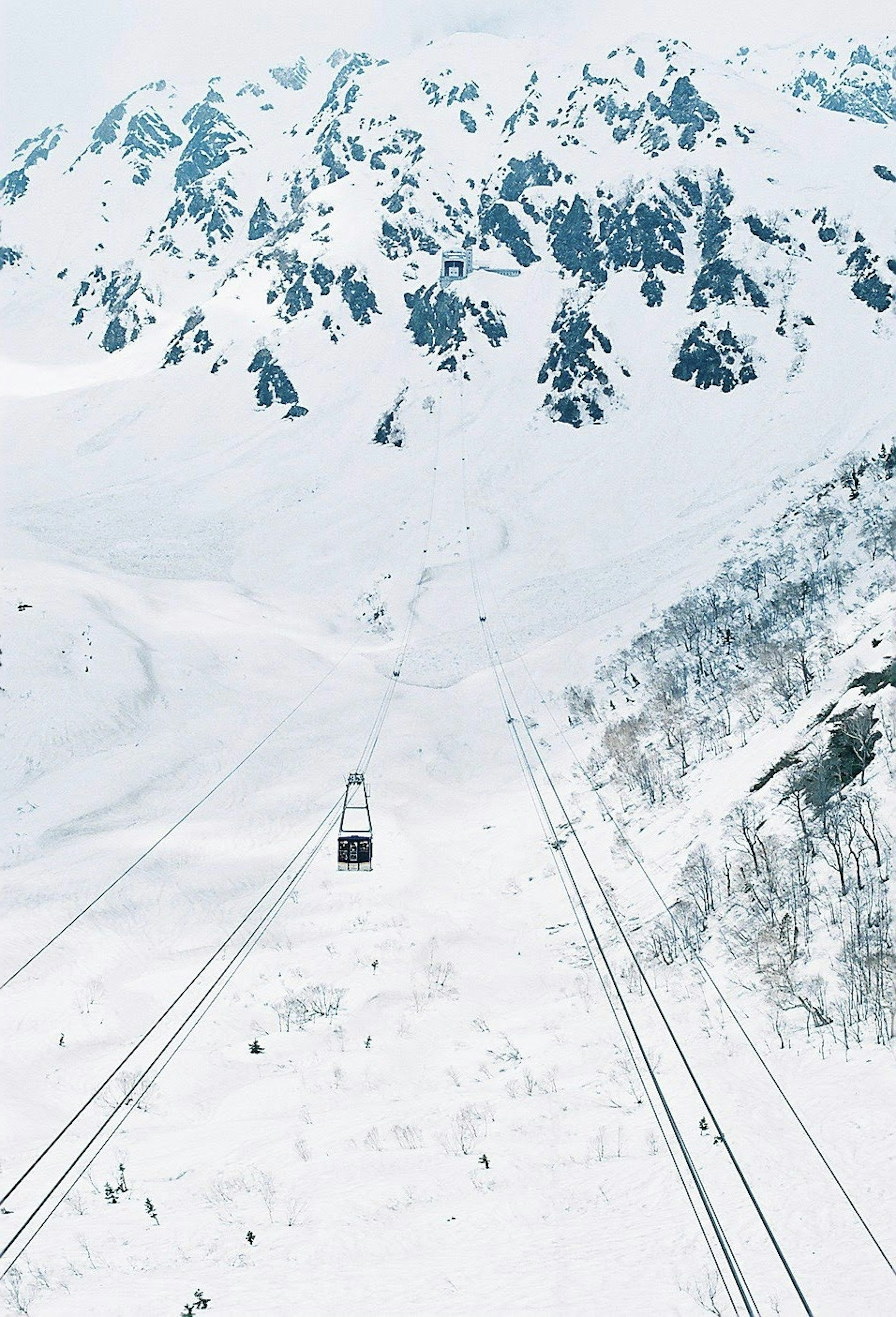 Paysage de montagne enneigé avec un téléphérique