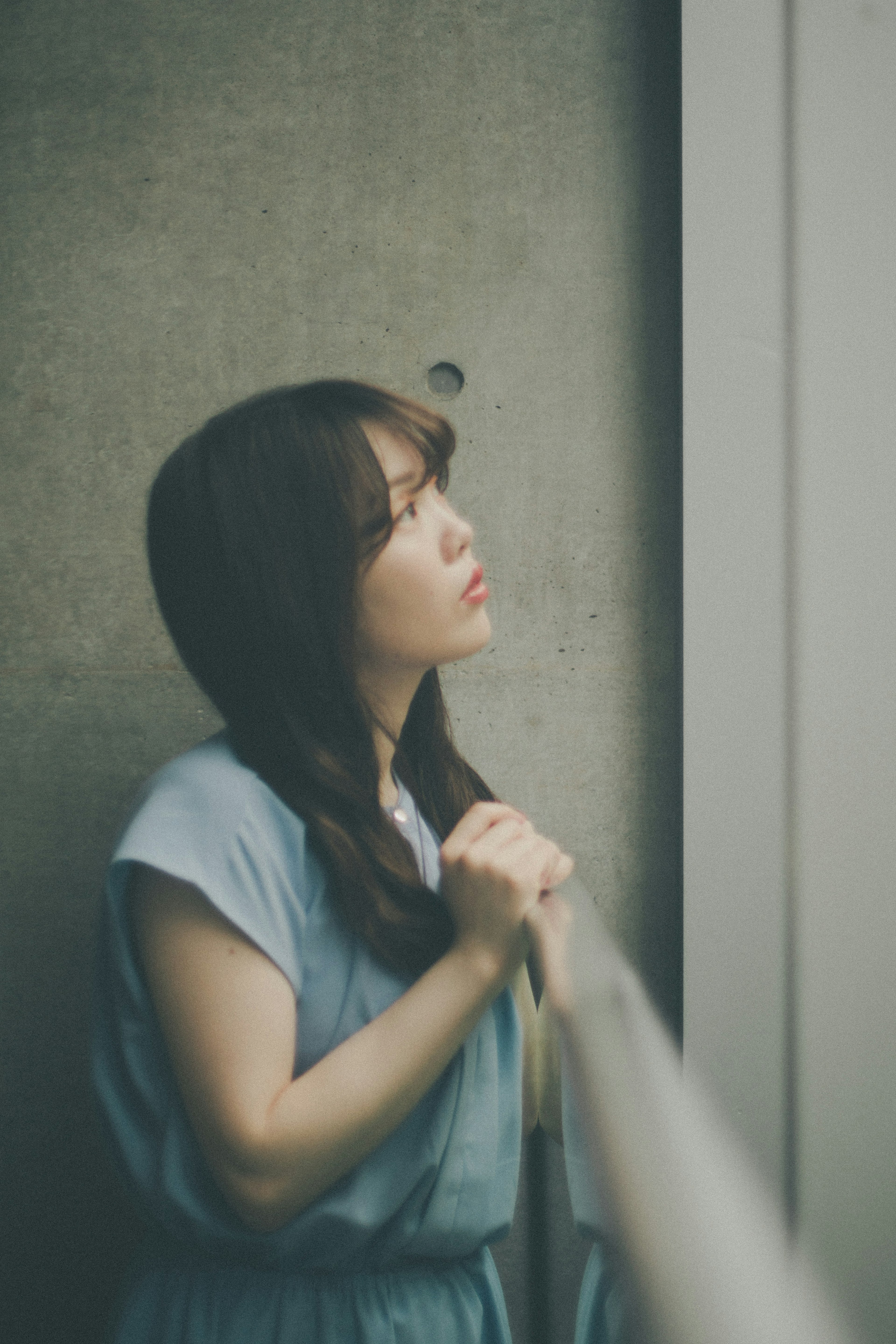 Jeune femme en contemplation près d'une fenêtre