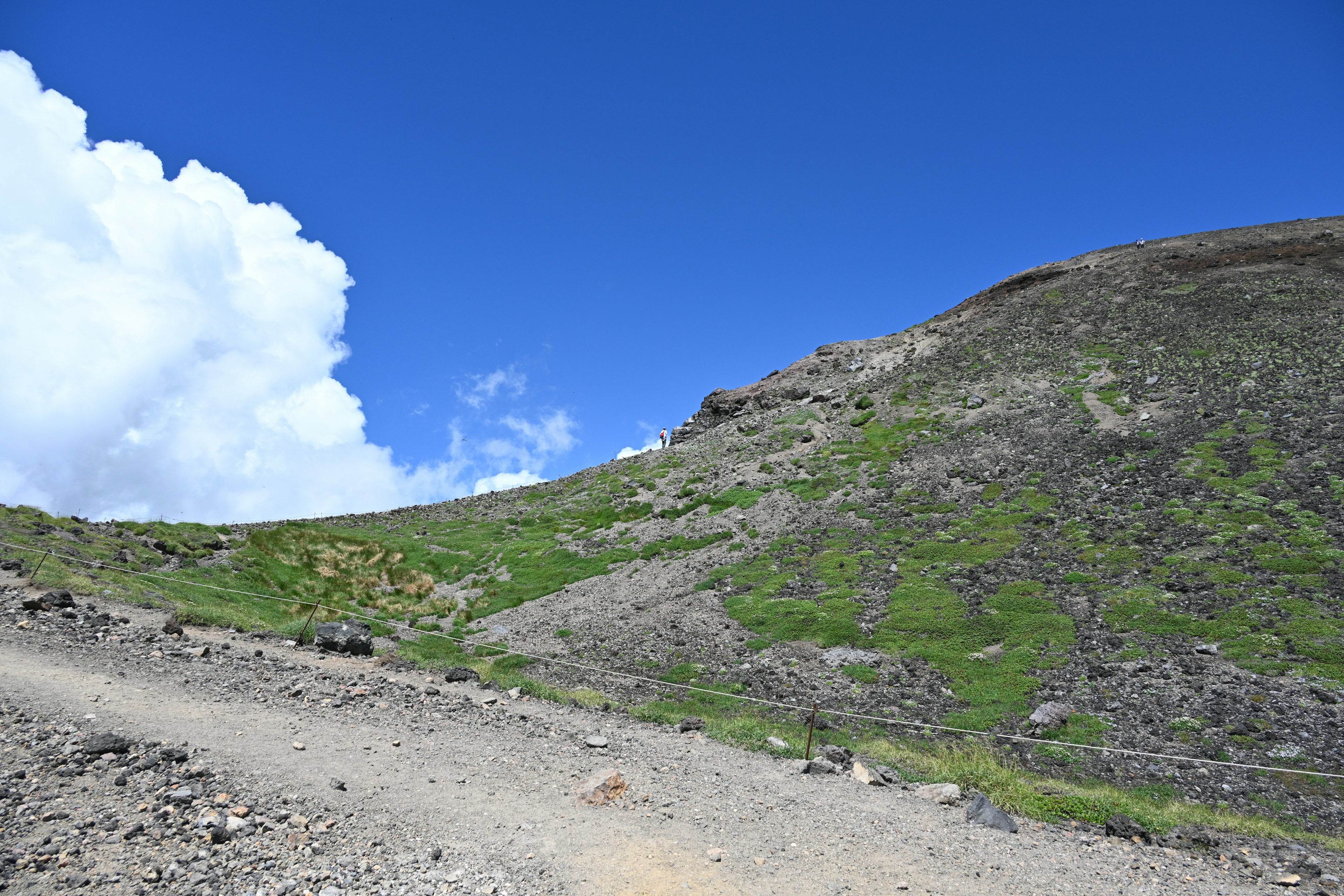 Collina verde sotto un cielo azzurro