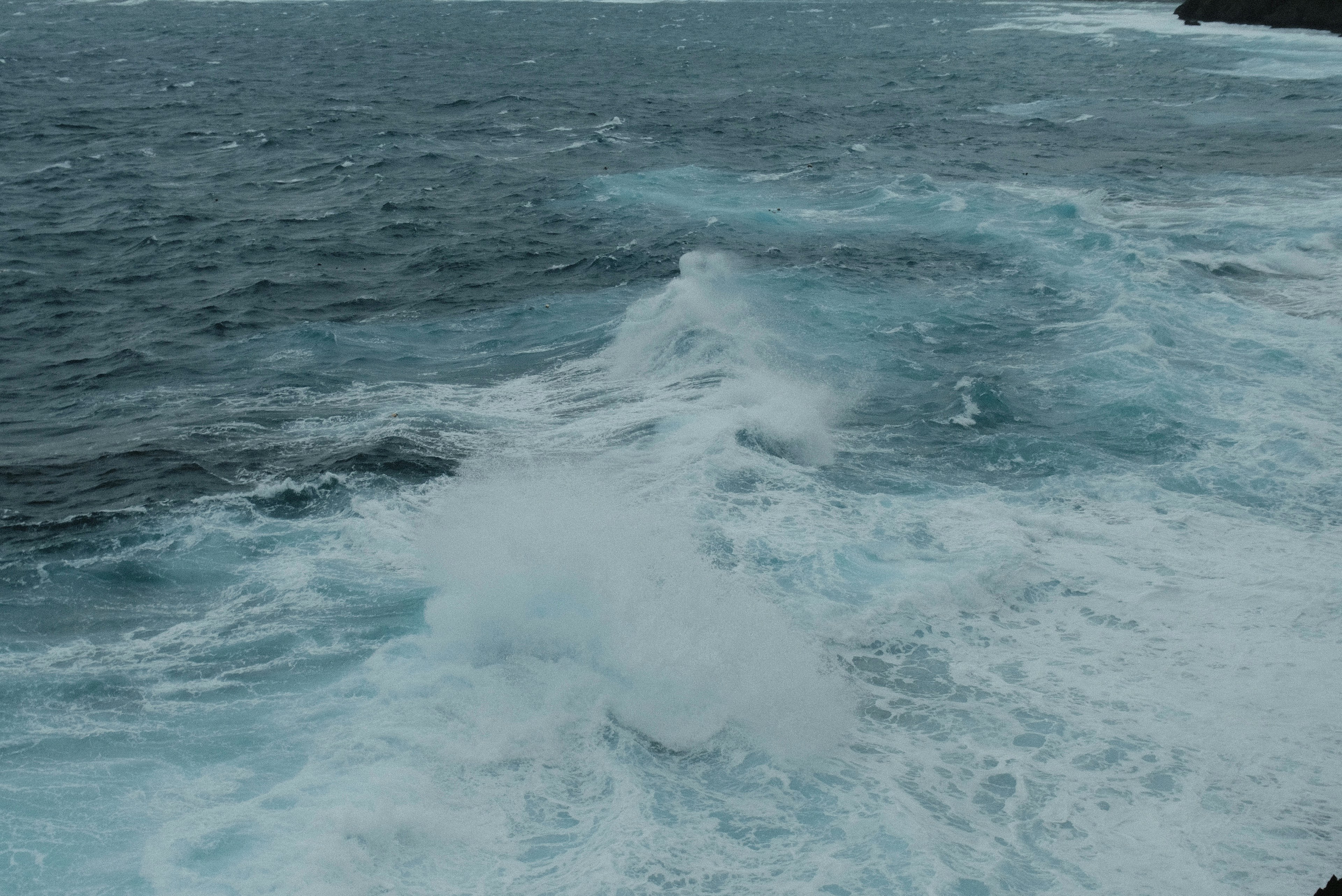 Olas y espuma en una escena oceánica turbulenta