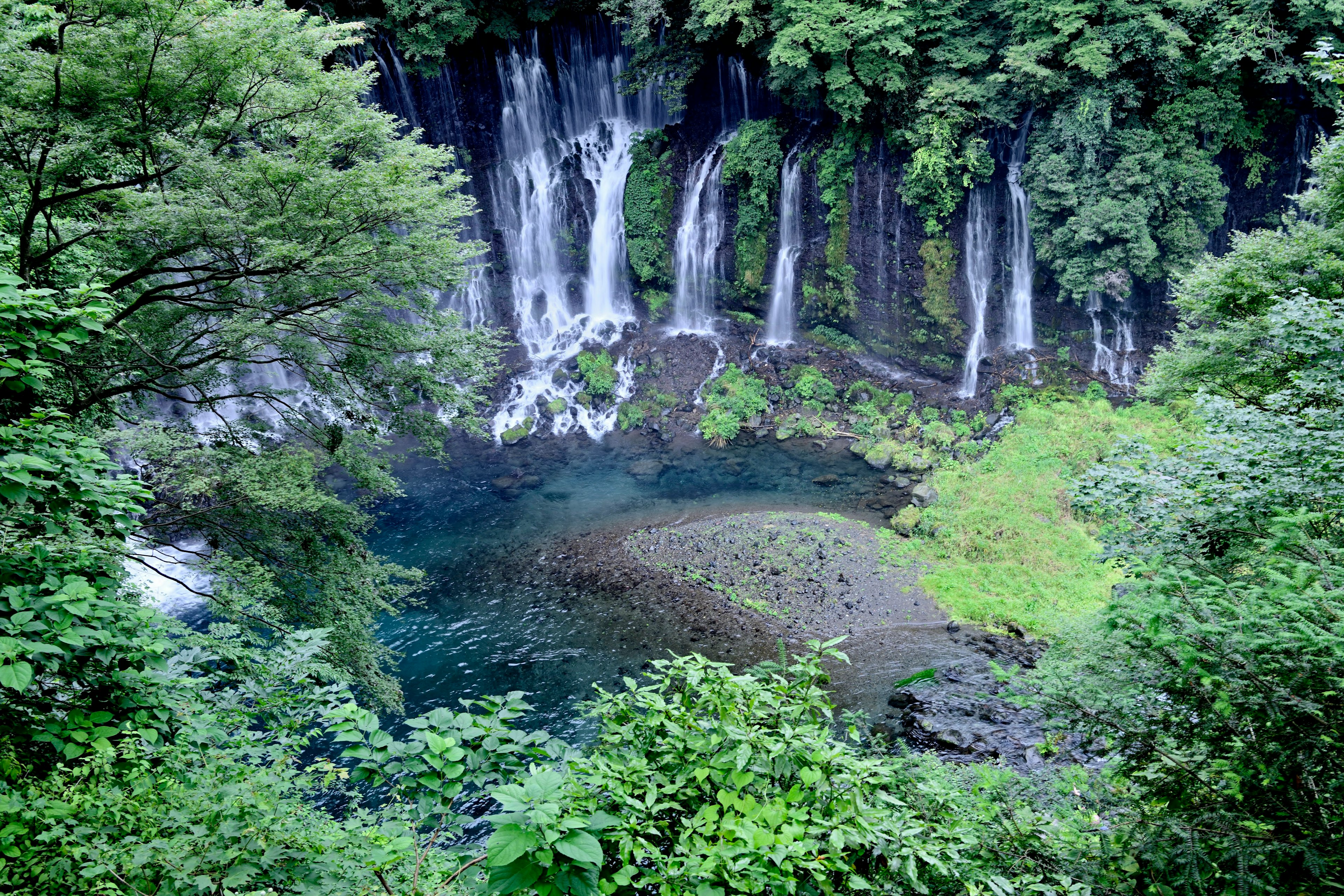 美しい滝と緑豊かな森林の景色