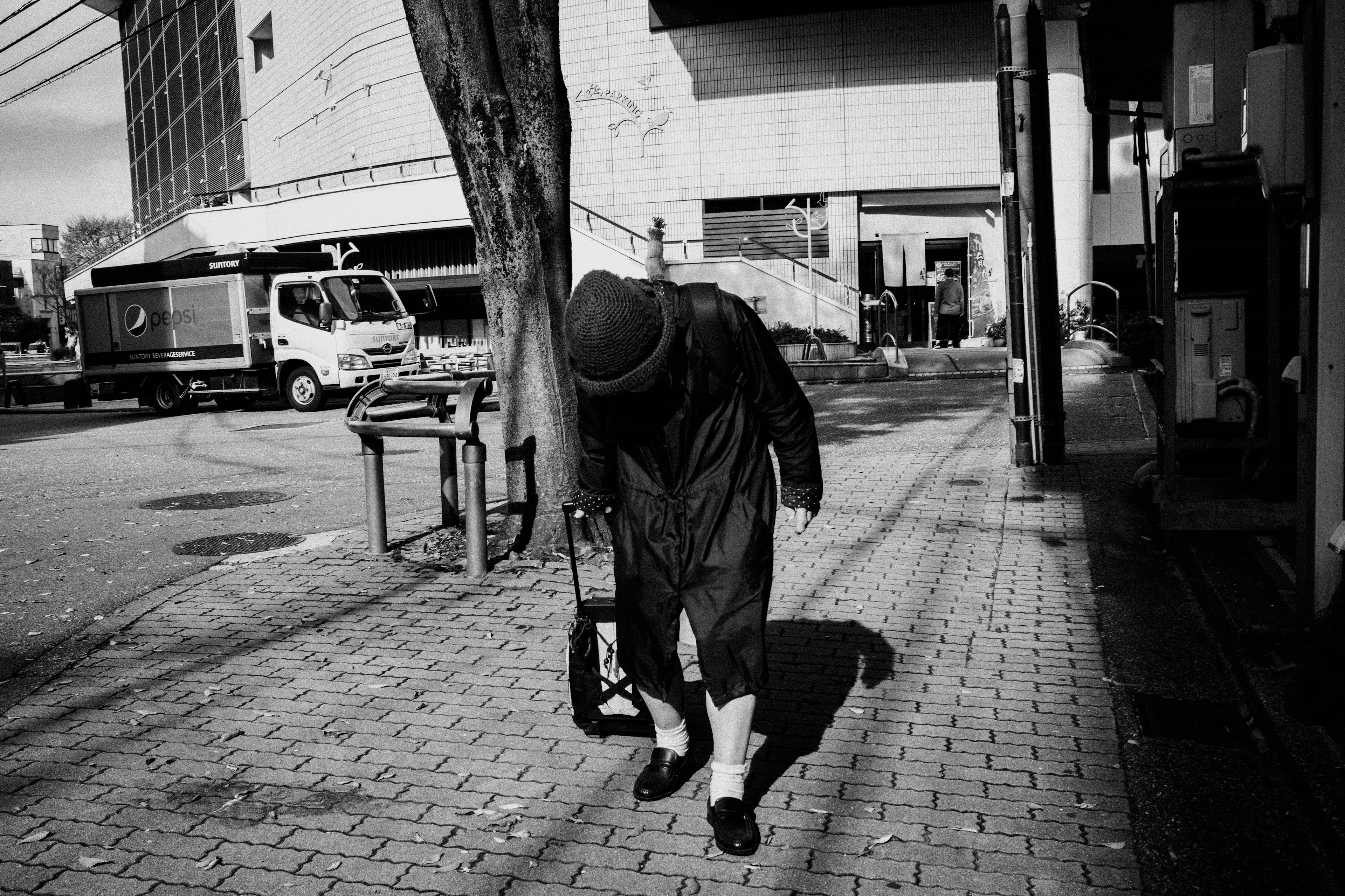 Silhouette einer Person, die auf der Straße in Schwarzweiß geht