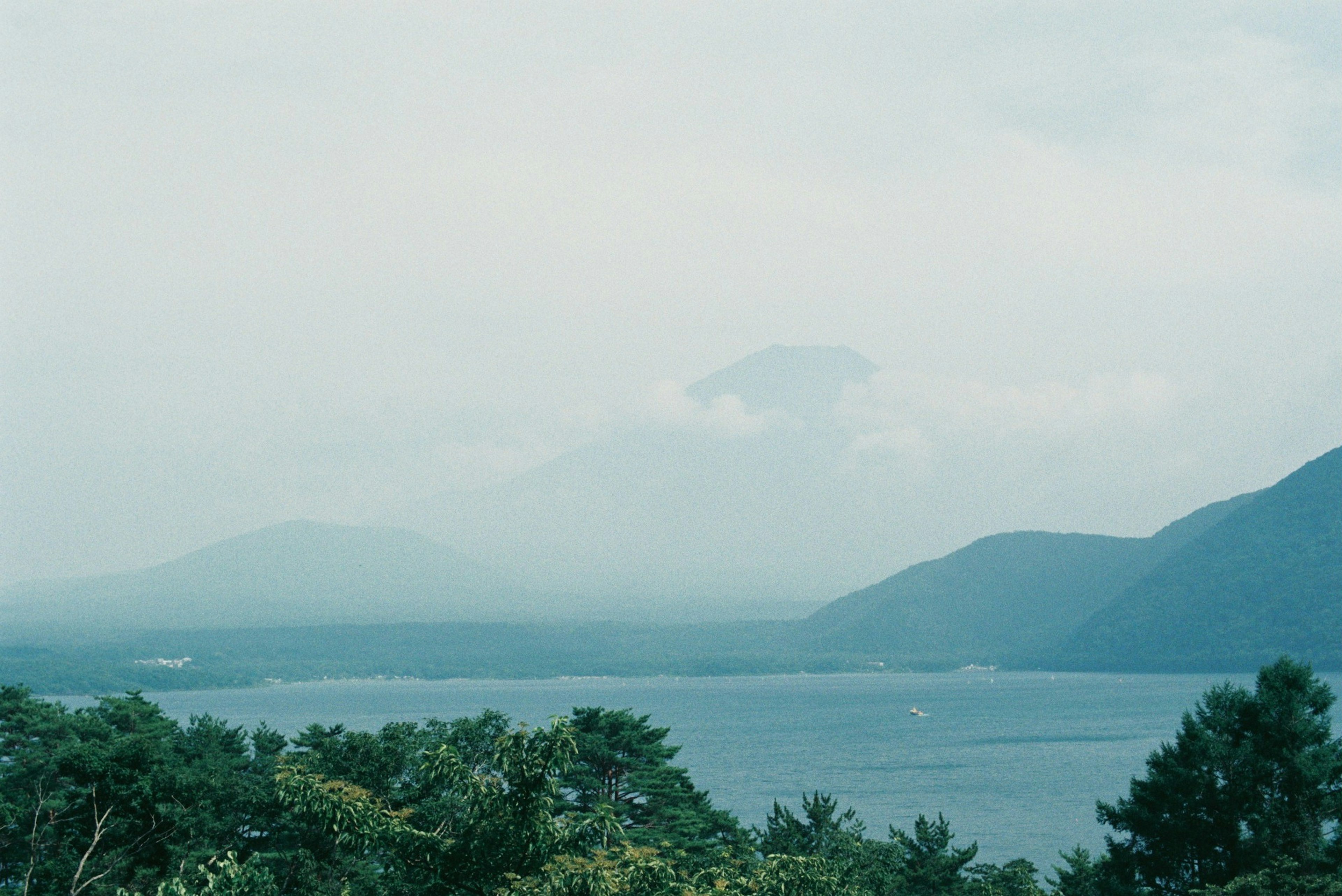 霧氣中的山脈和湖泊風景