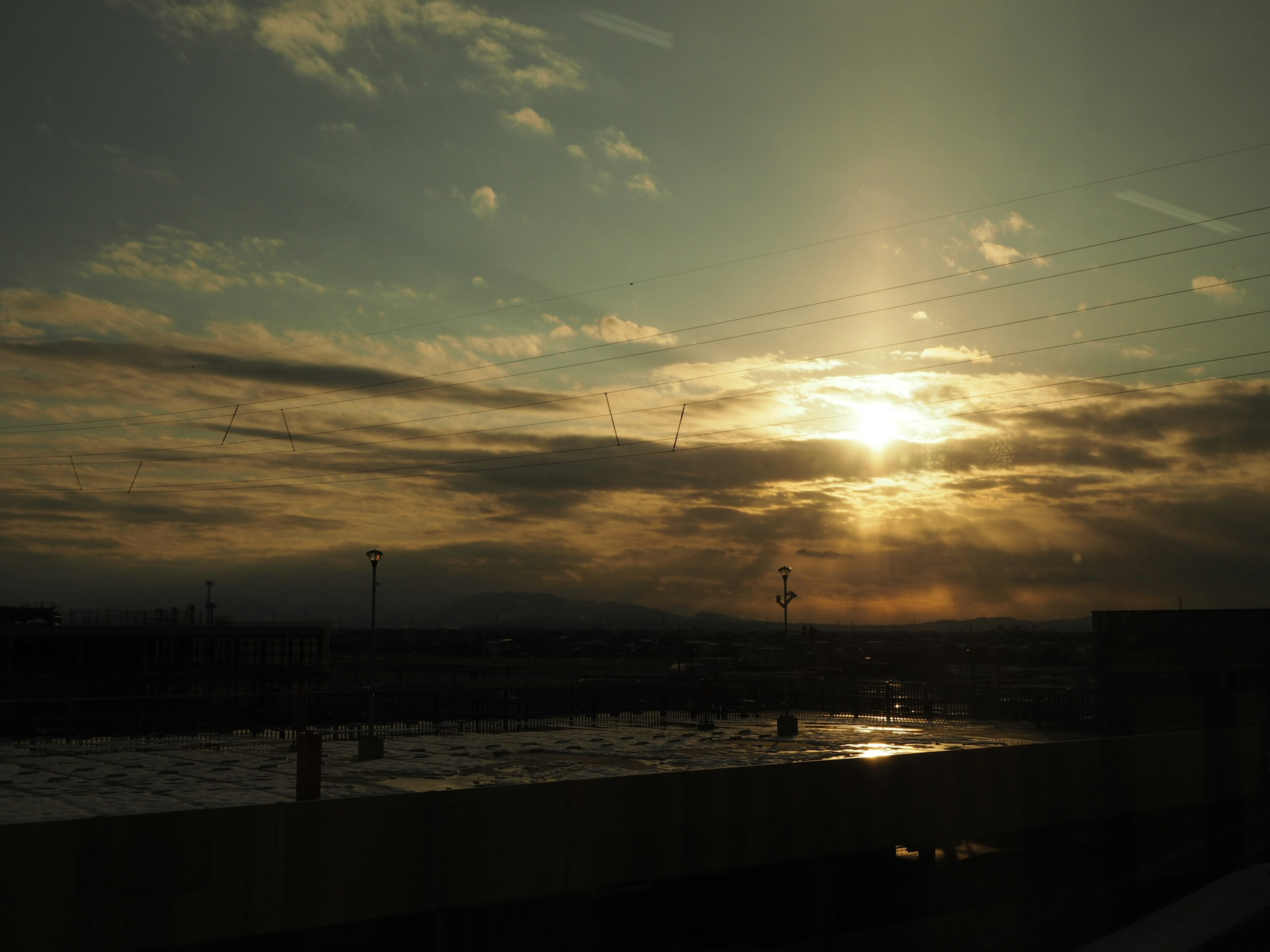 夕日の美しい風景と雲のある空