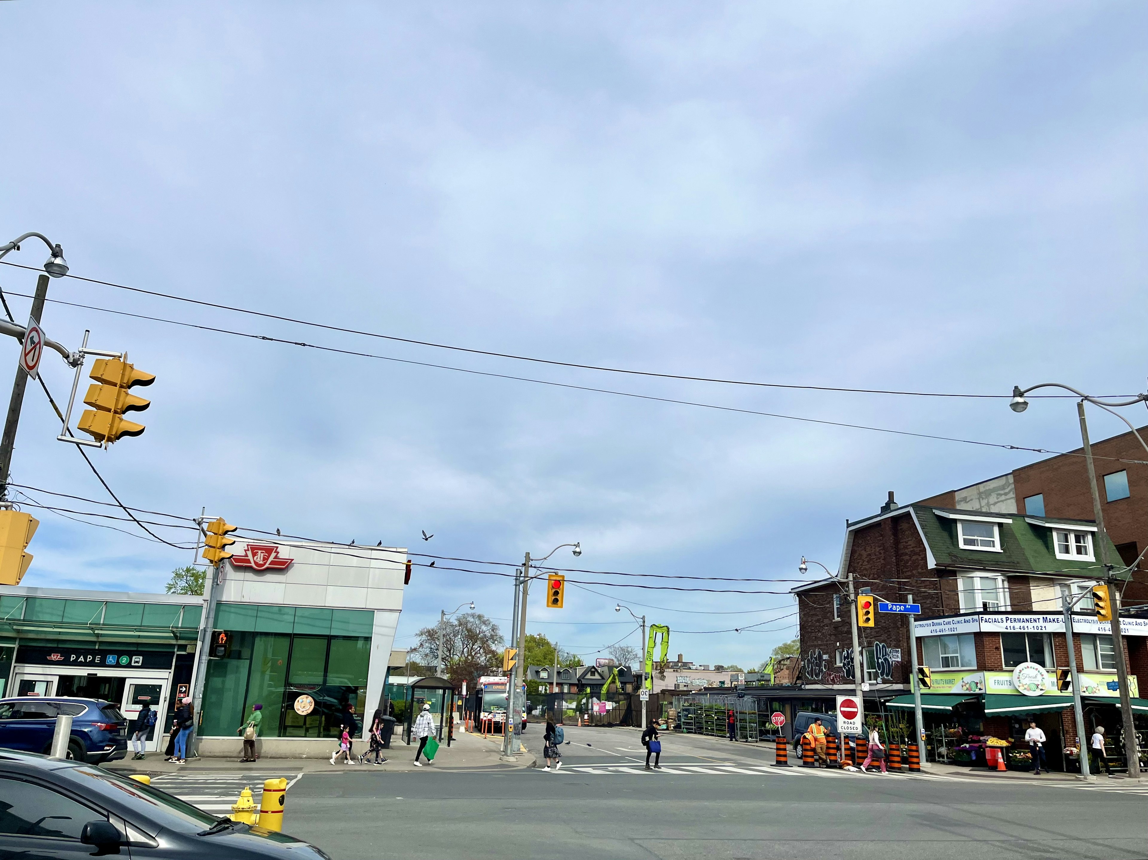 Intersection de rue avec des magasins et des piétons