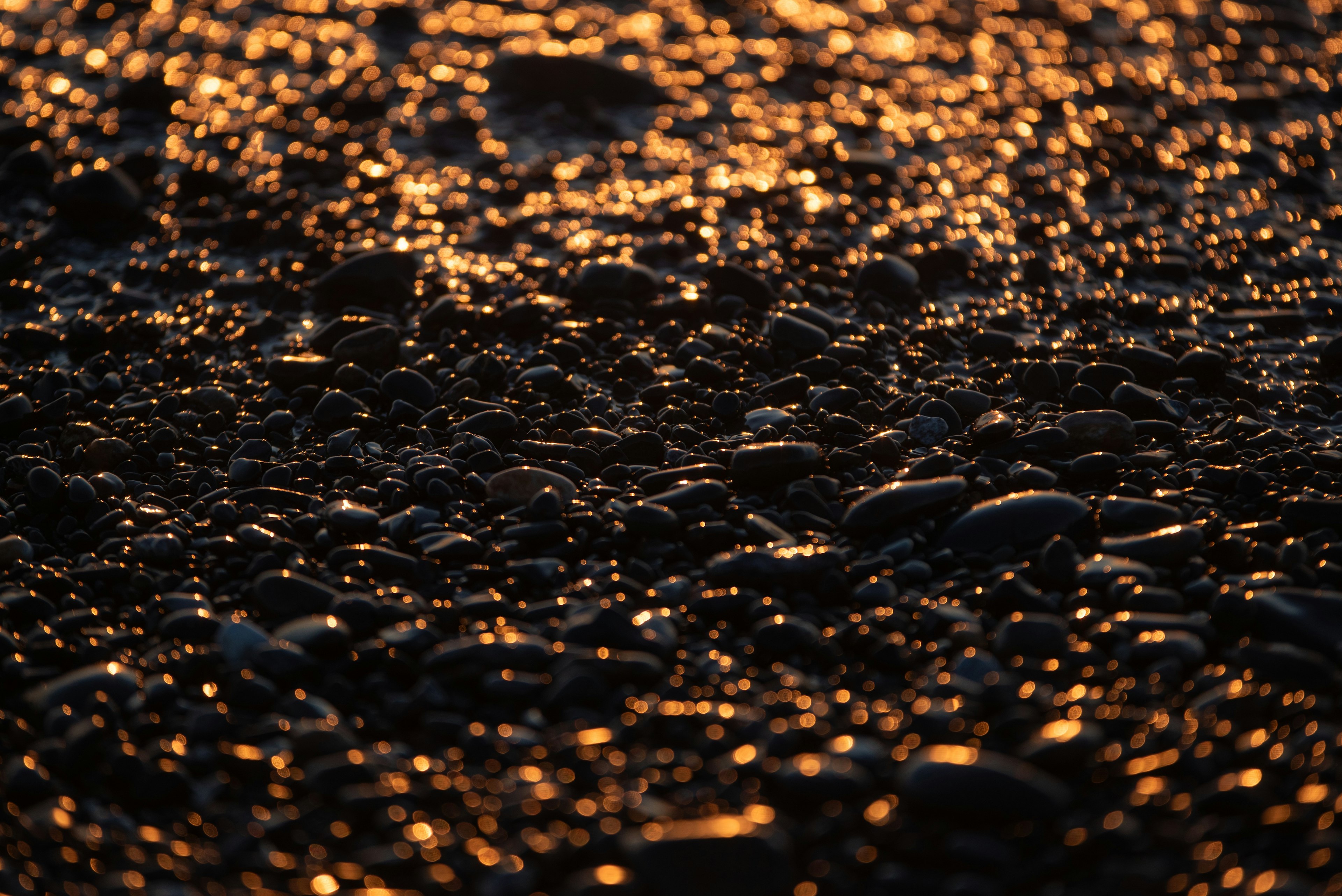 Oberfläche von Steinen, die Licht vom Sonnenuntergang reflektiert