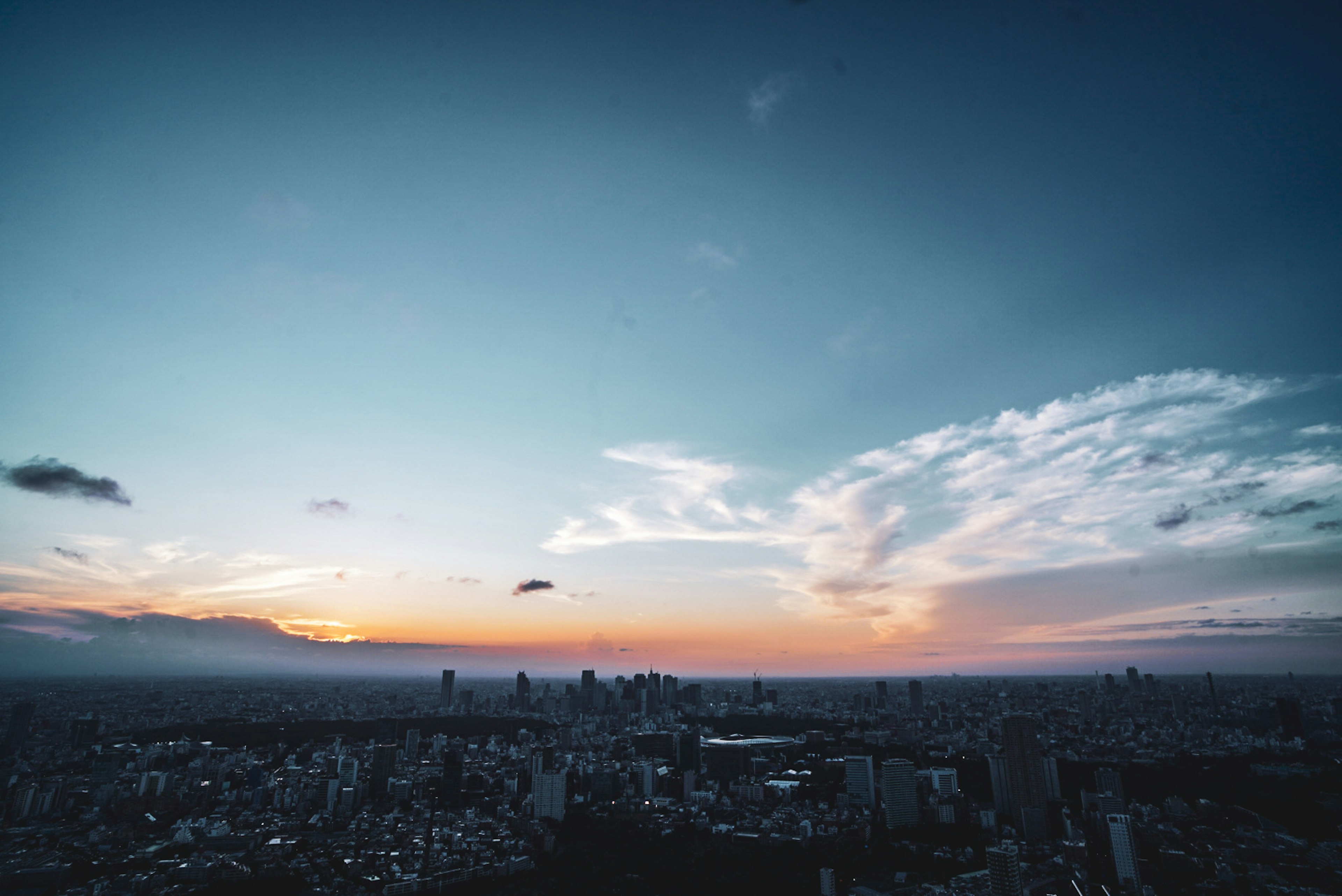 Cielo di città al tramonto con nuvole colorate