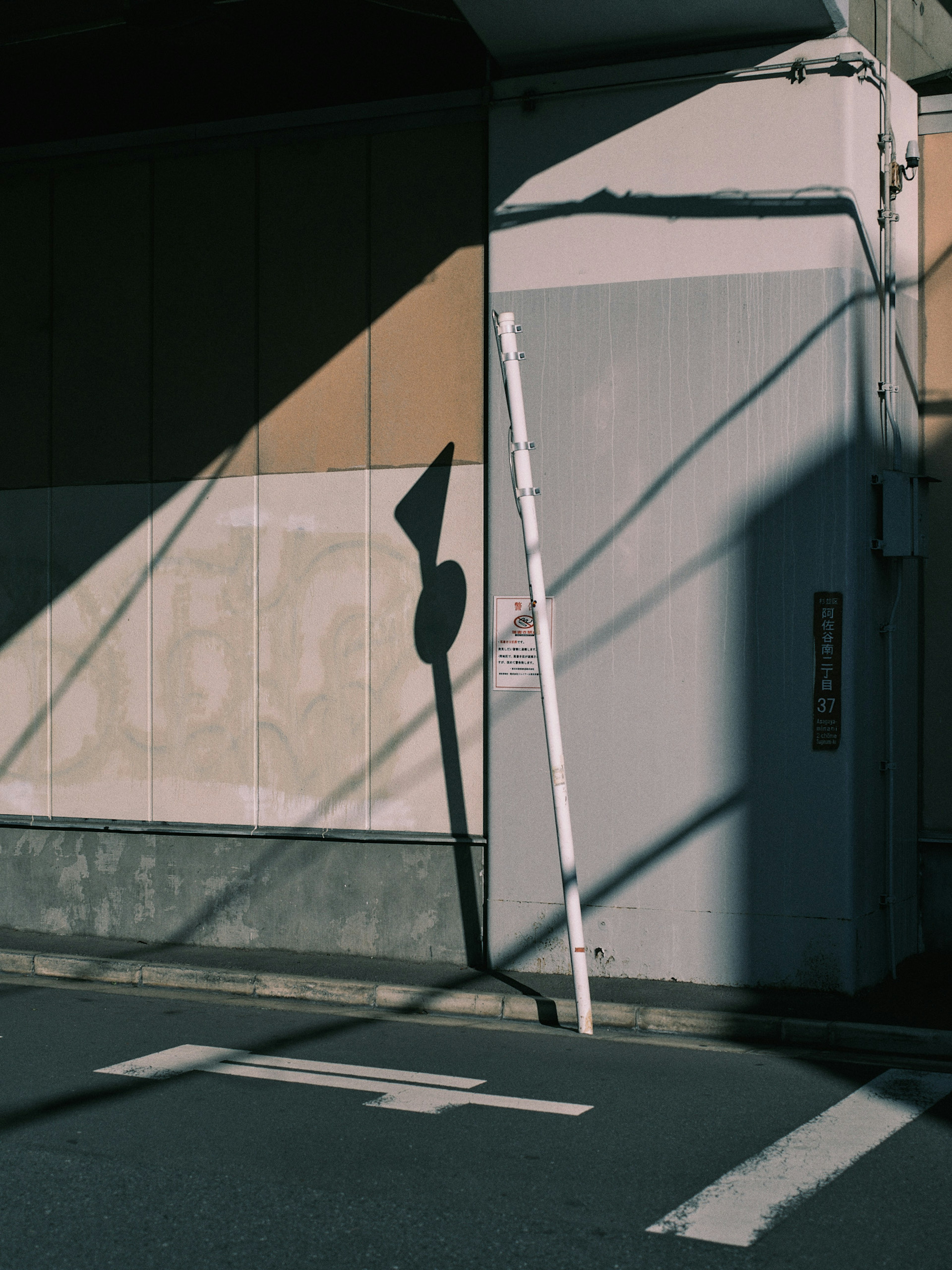 Foto von einer Gebäudeecke mit auffälligen Schatten und Formen