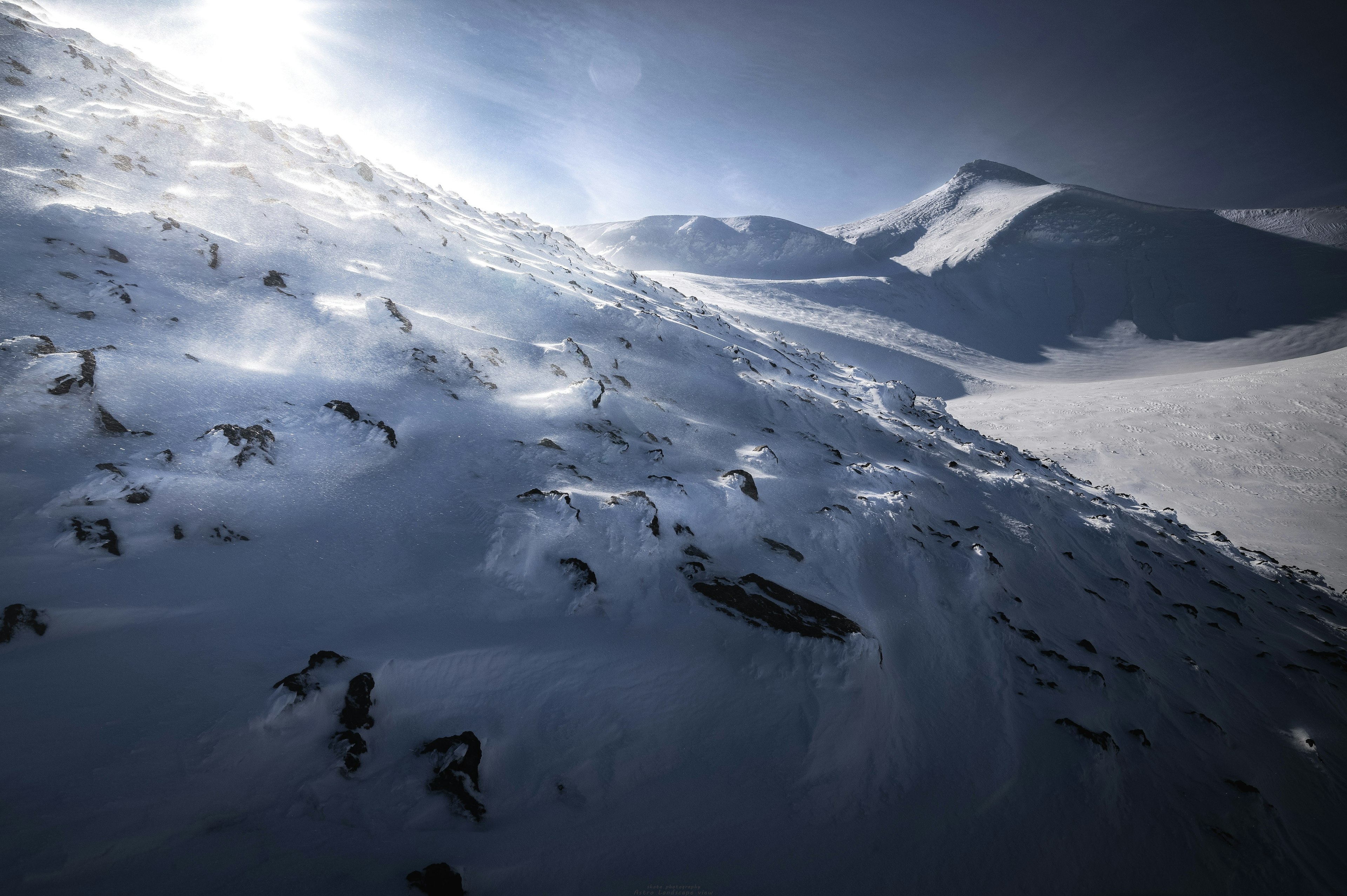 Pente de montagne recouverte de neige avec un ciel bleu