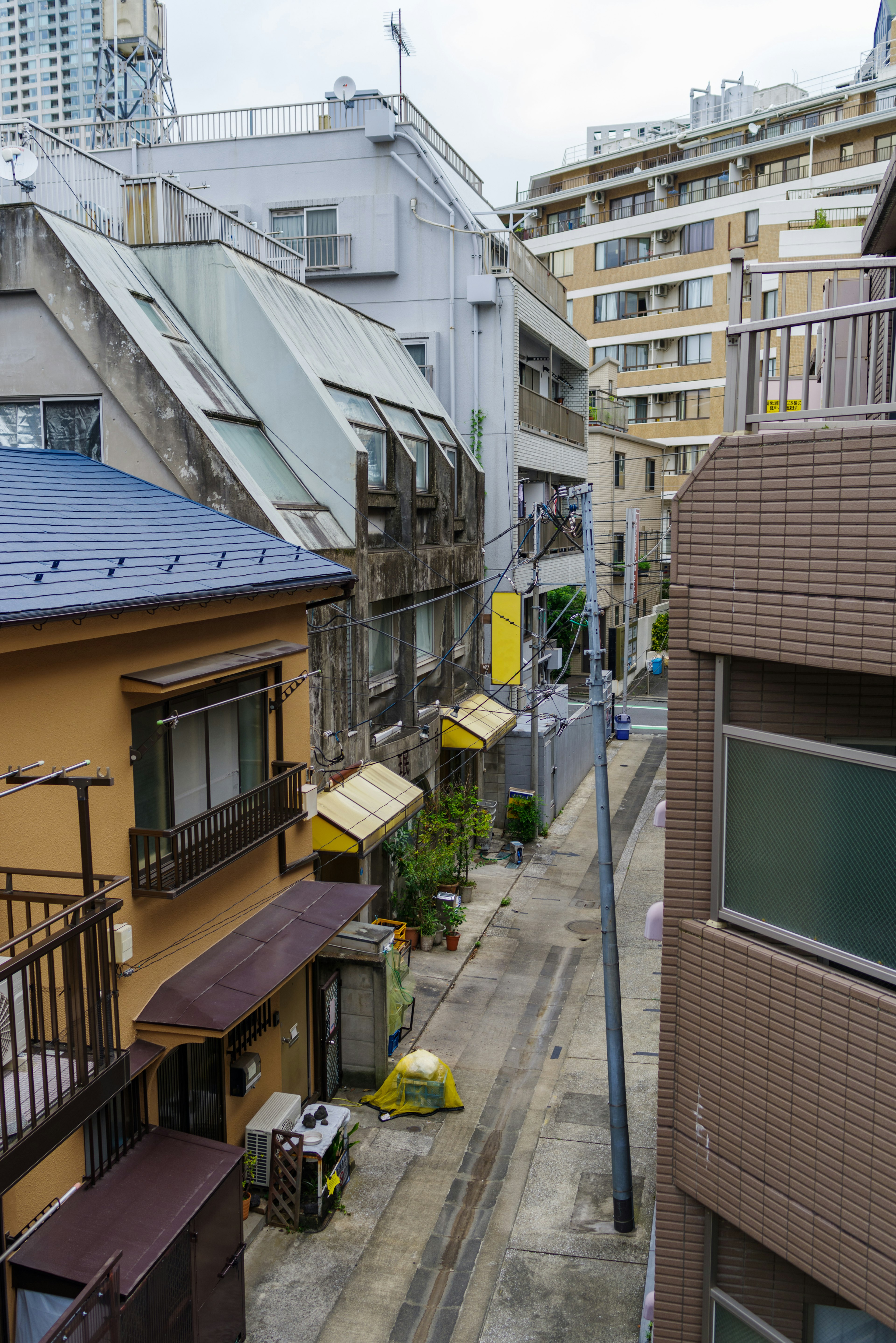 Ruelle étroite avec un mélange de vieux et nouveaux bâtiments avec des auvents