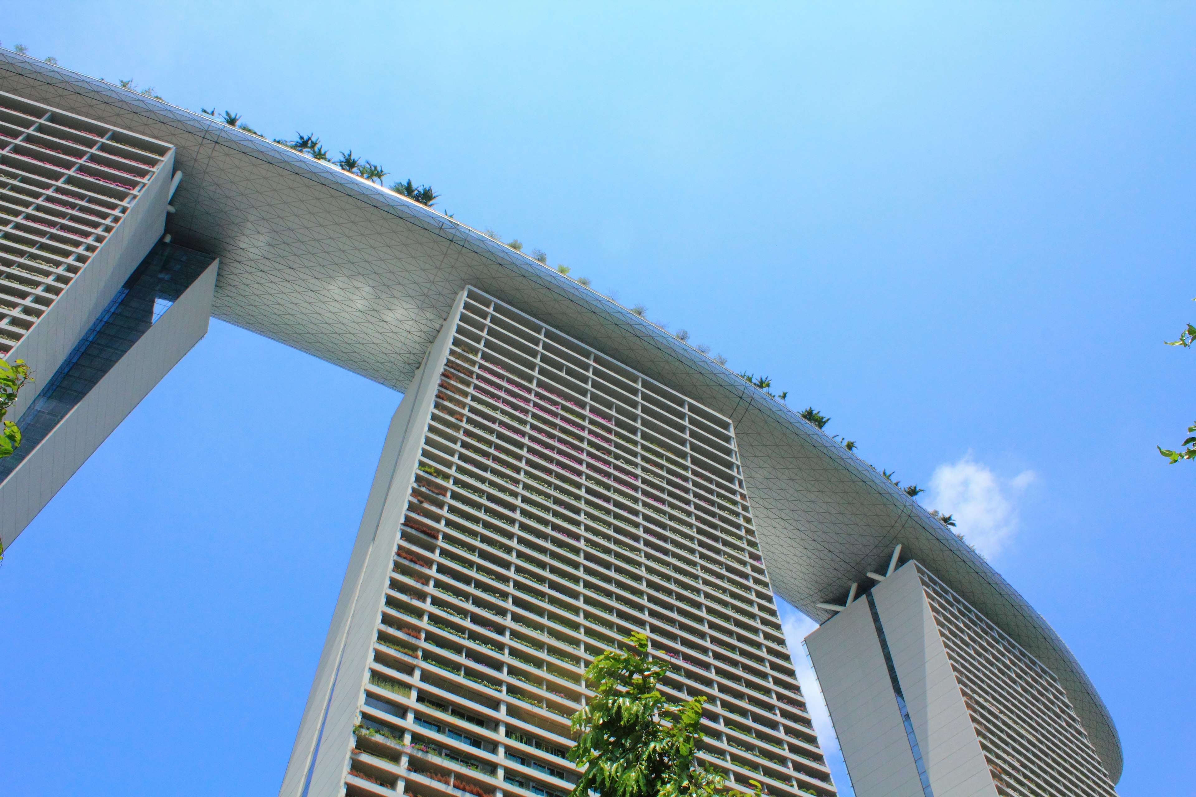 Design architettonico unico del Marina Bay Sands contro un cielo azzurro