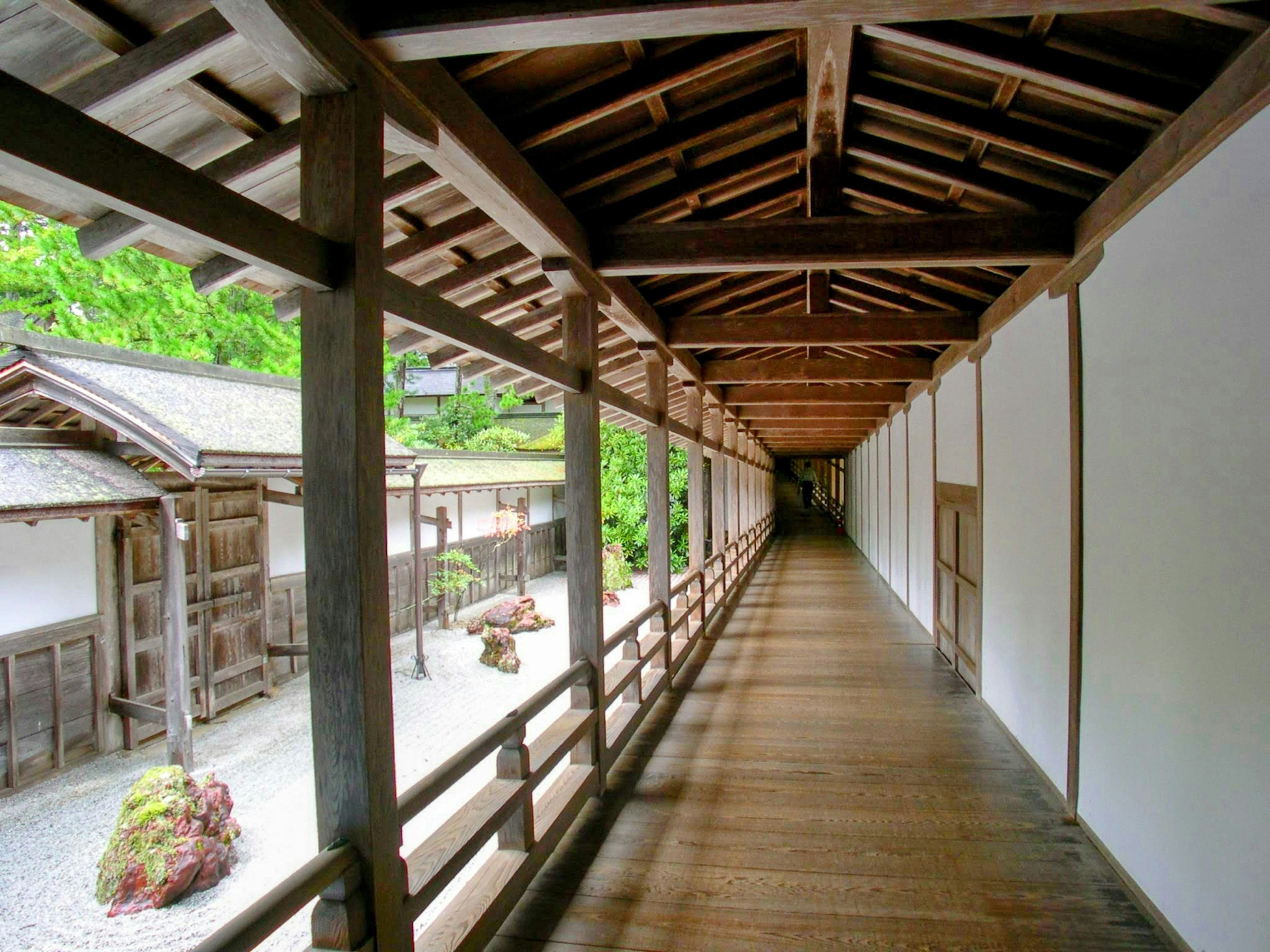 Couloir en bois avec des murs blancs dans un bâtiment japonais traditionnel