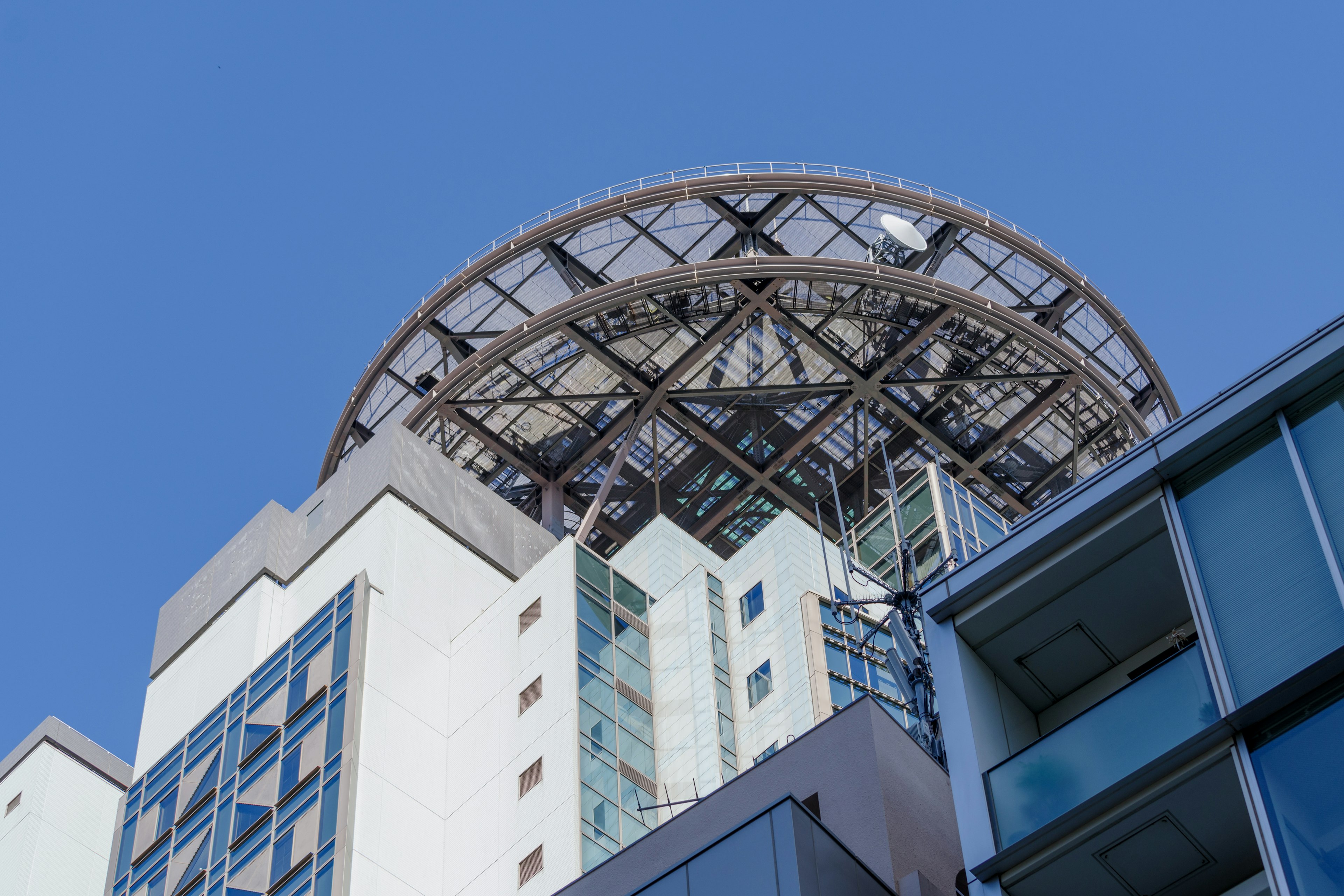 Estructura de techo de un edificio moderno bajo un cielo azul