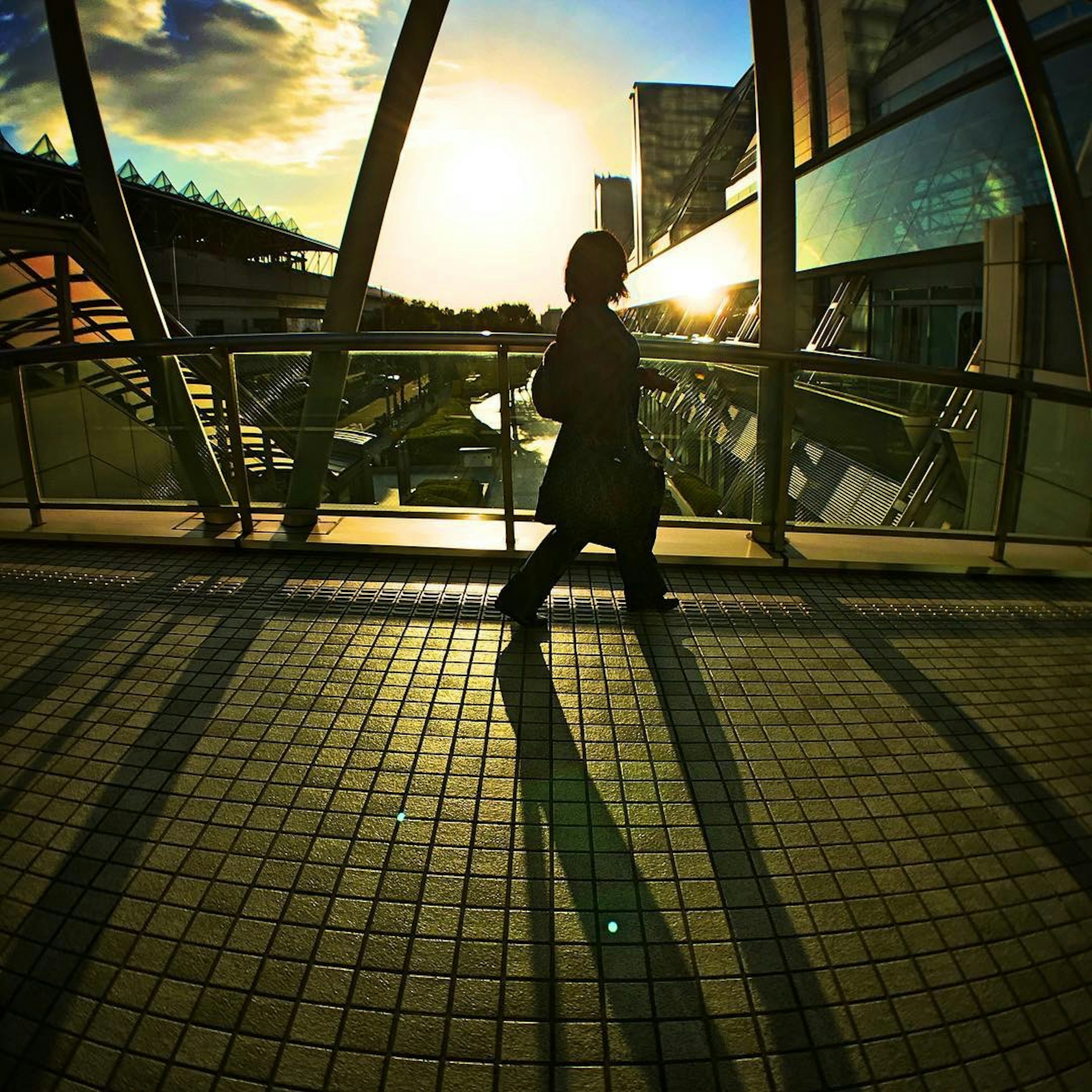 Silueta de una persona caminando contra un fondo de atardecer con largas sombras