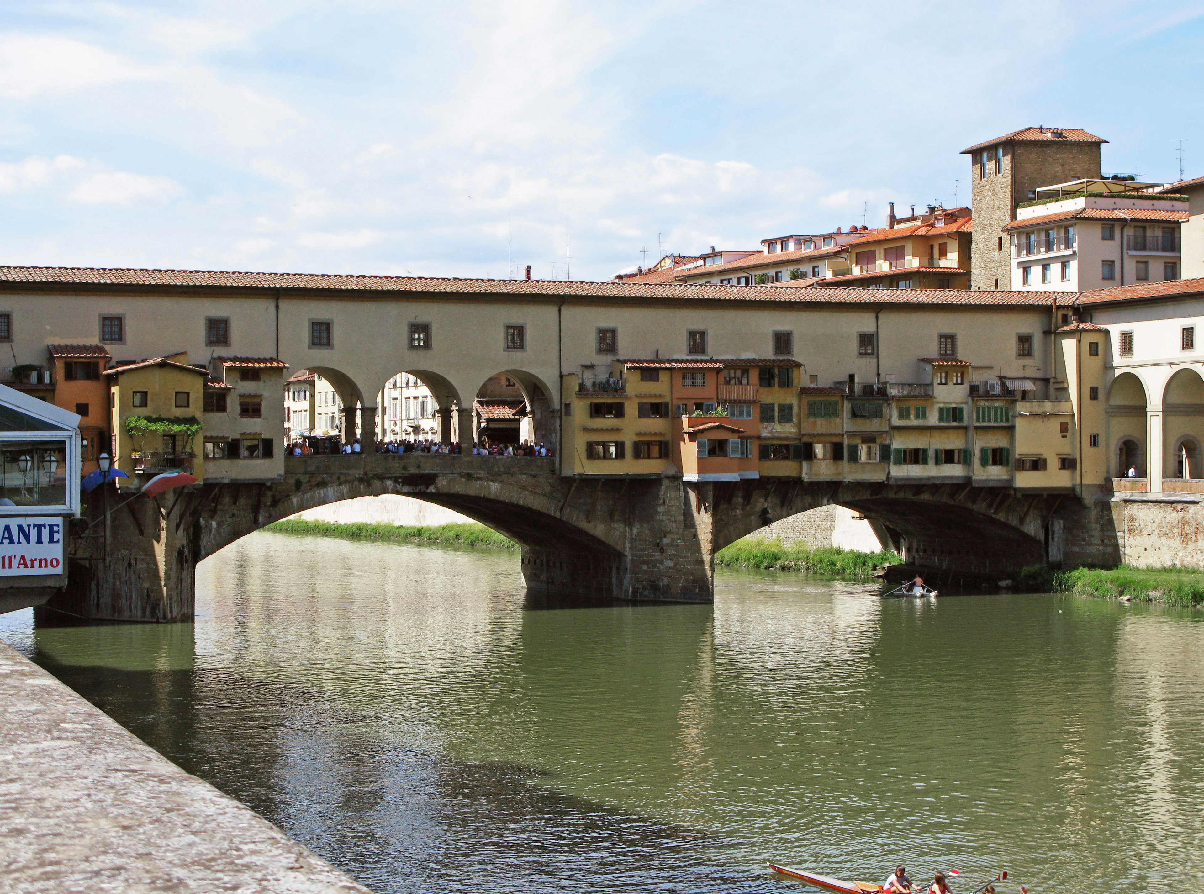 Vista del ponte Ponte Vecchio a Firenze con negozi lungo i lati