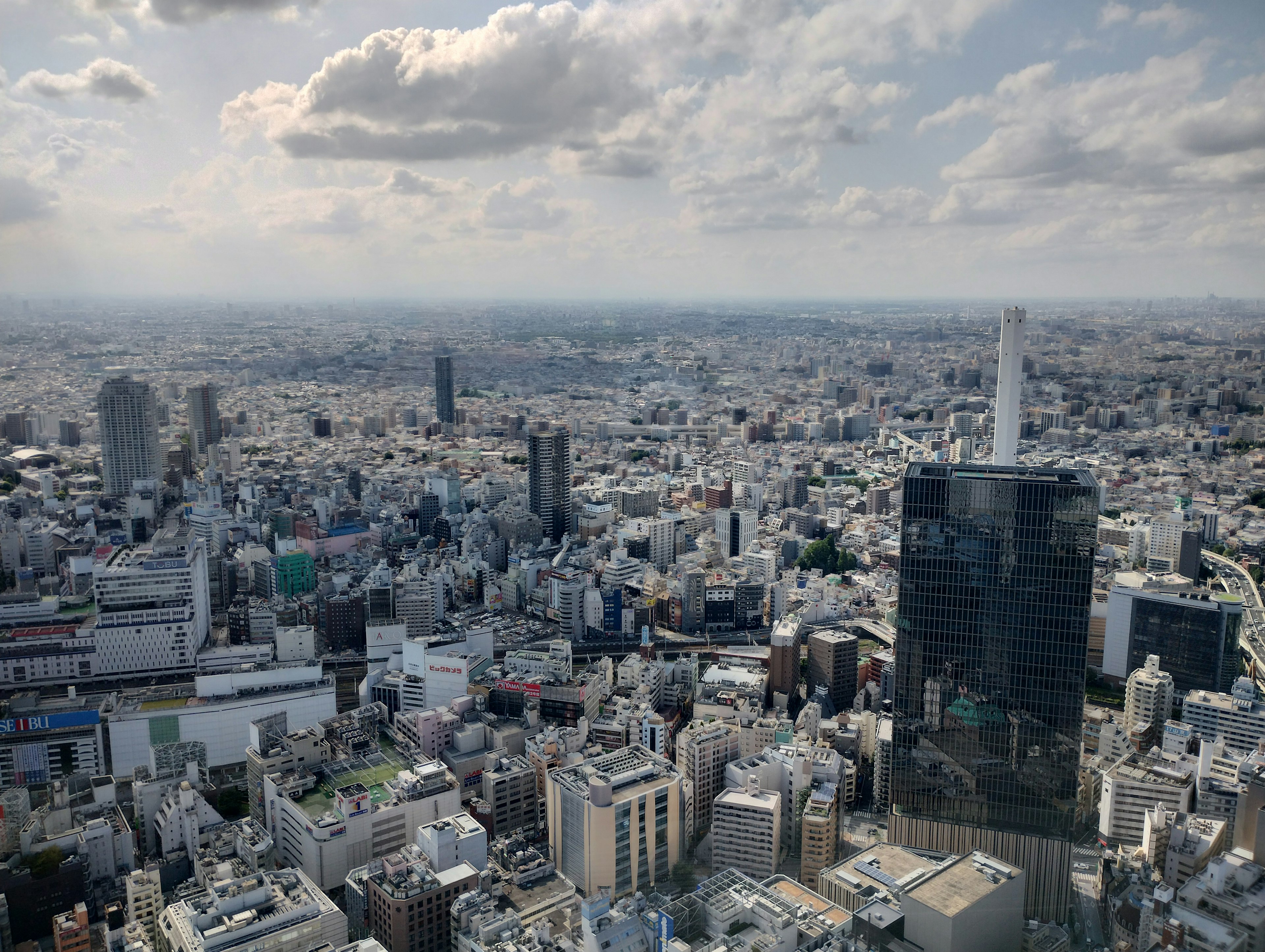 Panoramablick auf Tokio mit einer weitläufigen Stadtlandschaft und Wolkenkratzern