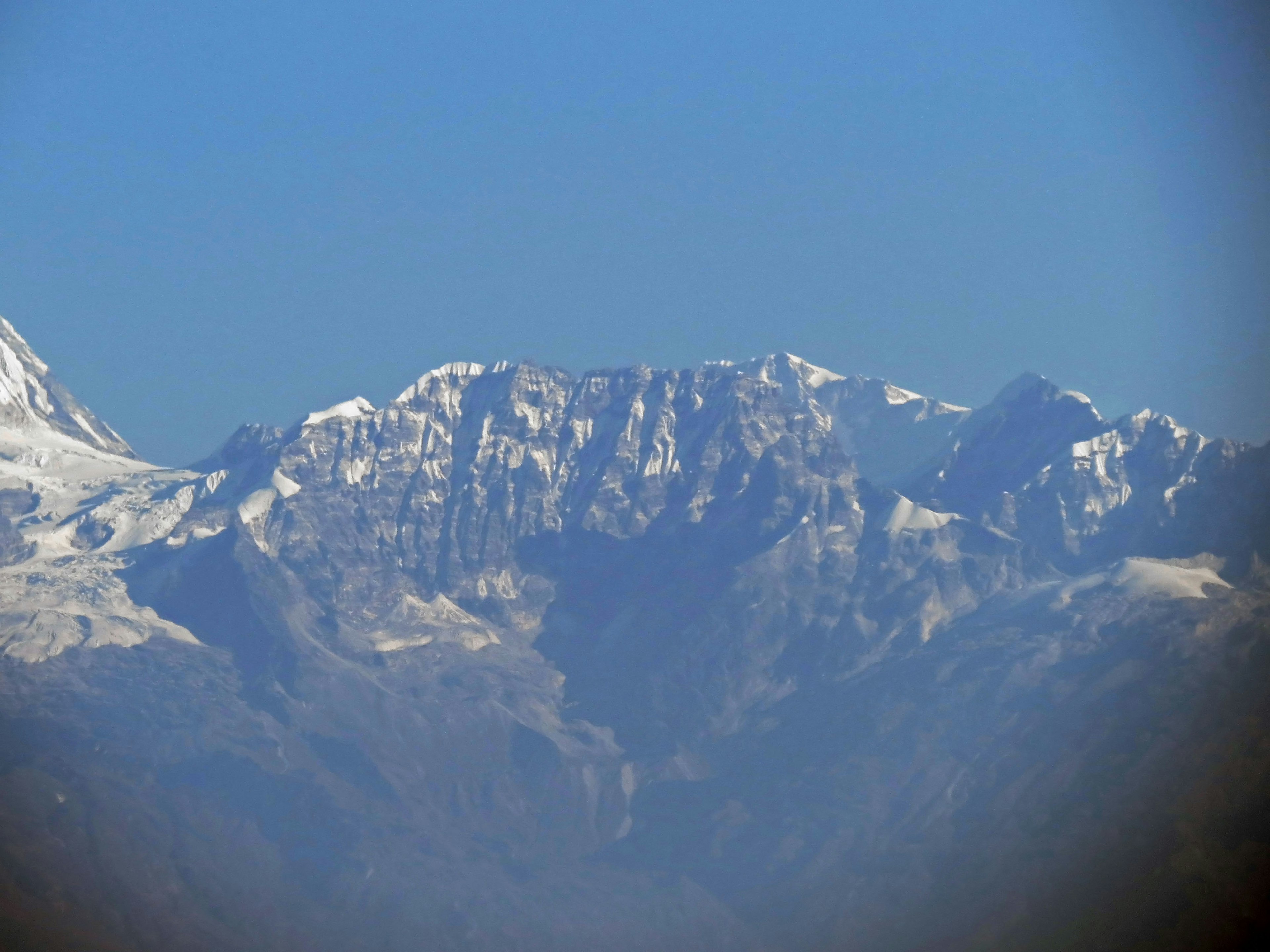 Montagne innevate contro un cielo blu chiaro